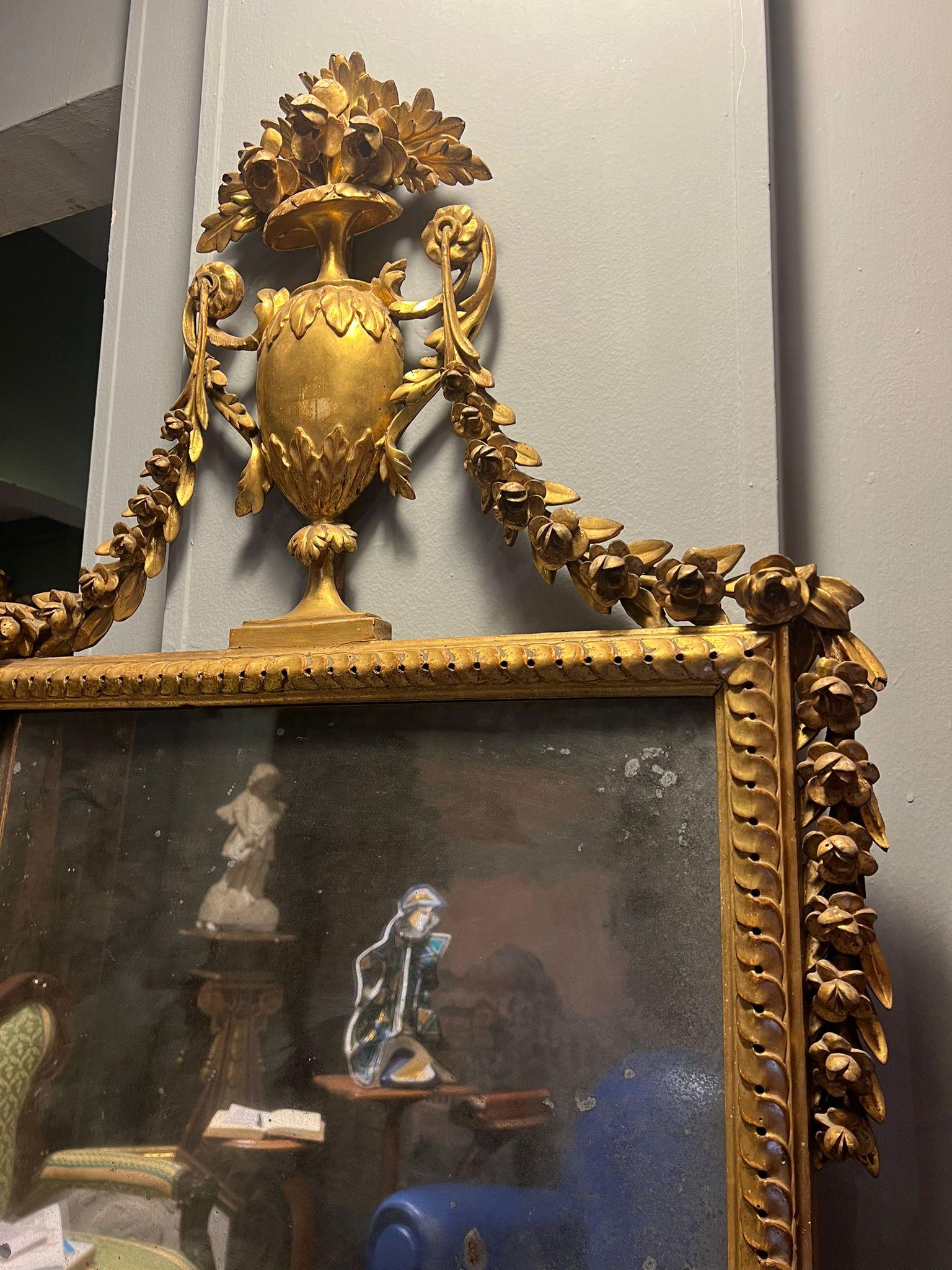 Sculpté Miroir Louis XVI en bois doré en vente