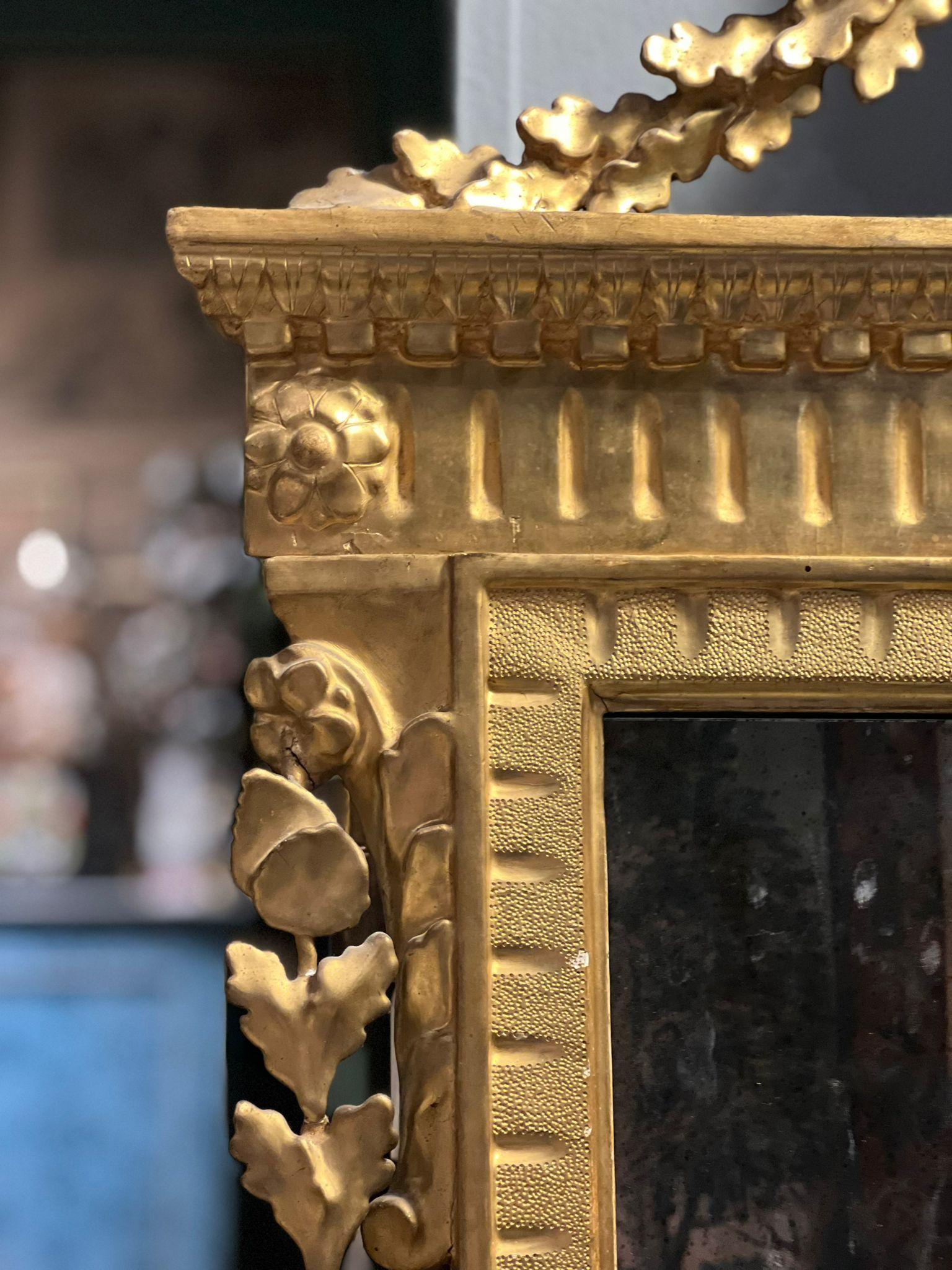 Miroir en bois doré 18e siècle en vente 3