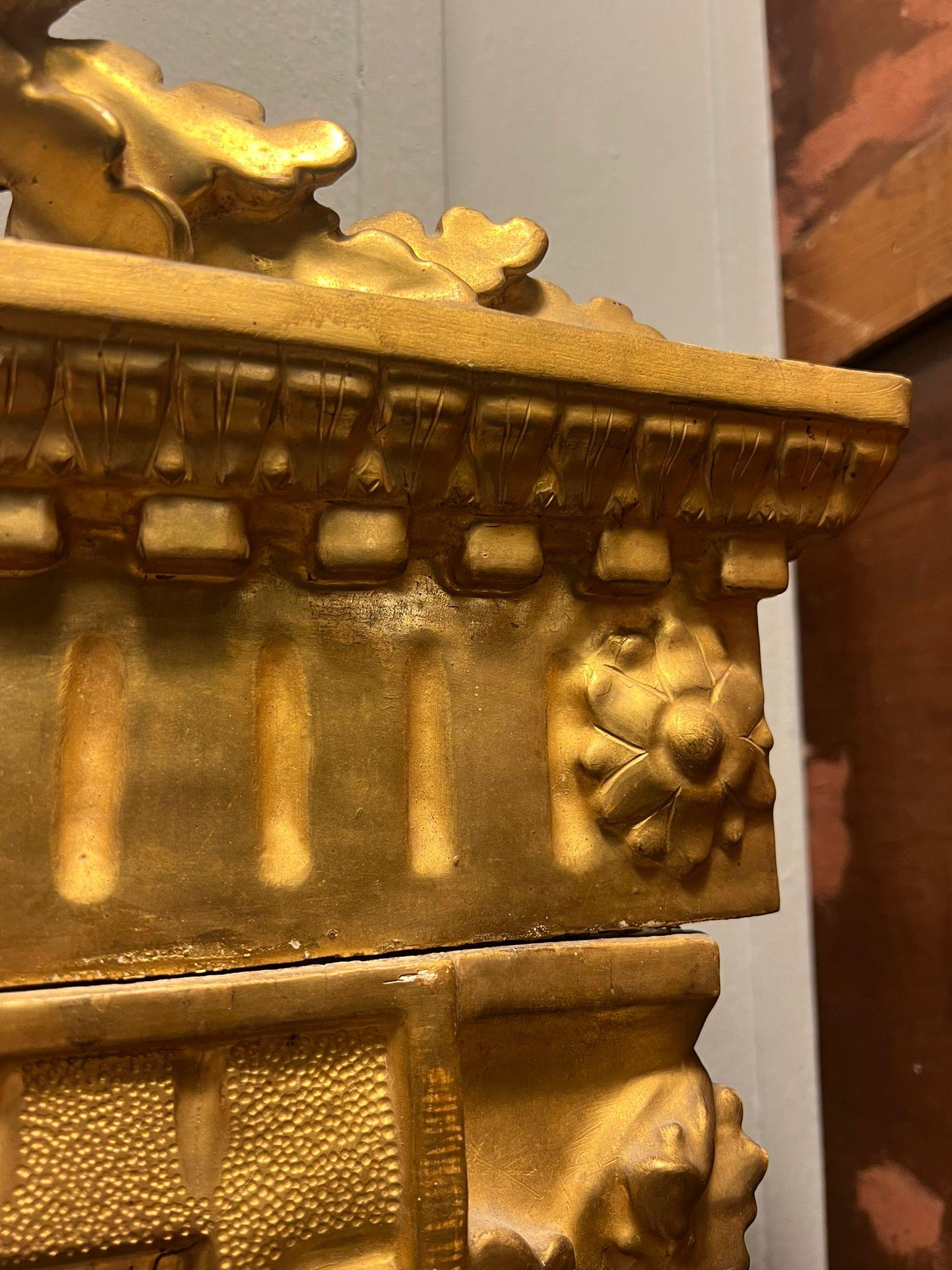 Bois doré Miroir en bois doré 18e siècle en vente