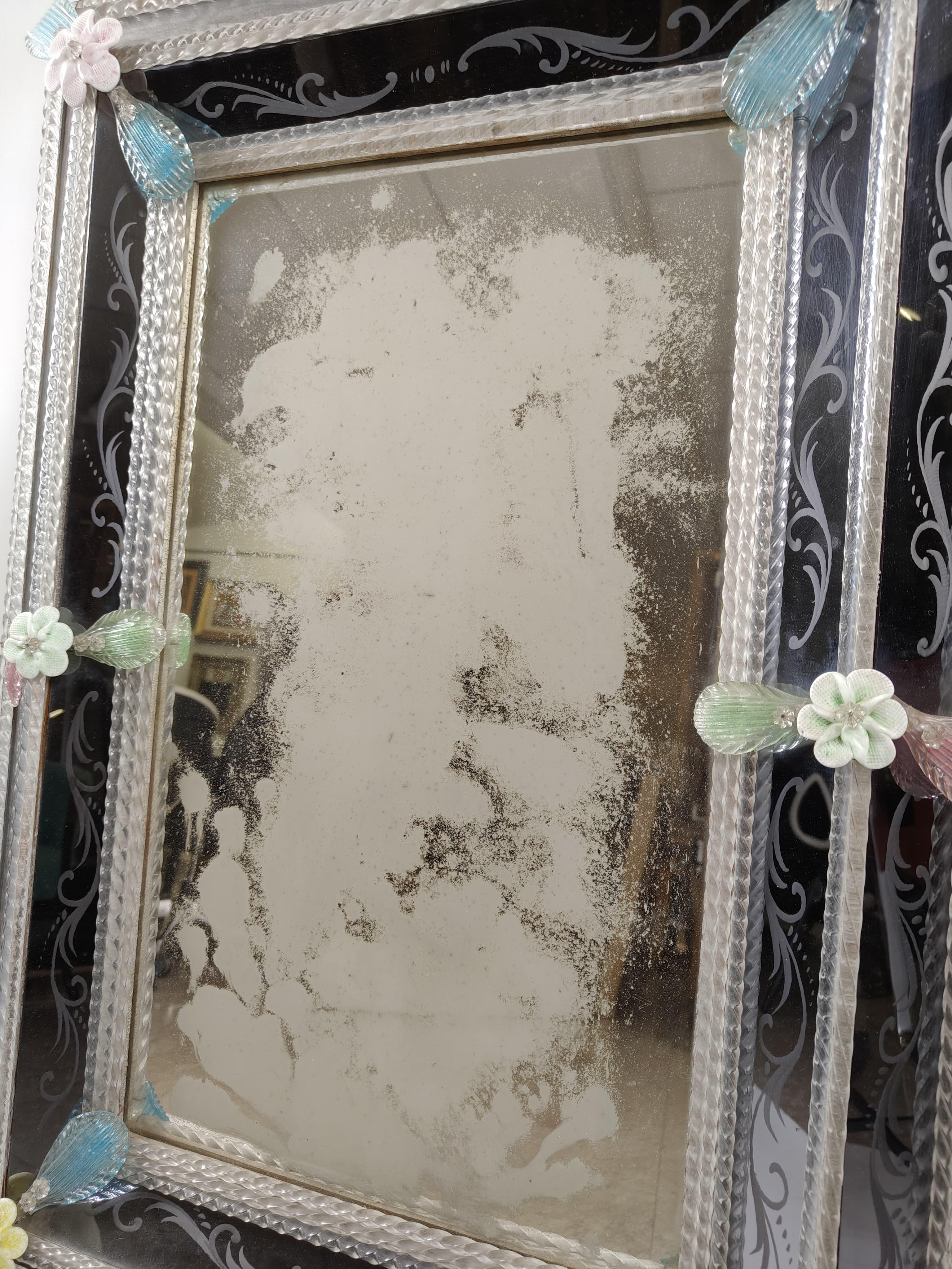 Autre Miroir en verre de Murano avec motifs floraux, Italie, vers 1950. en vente