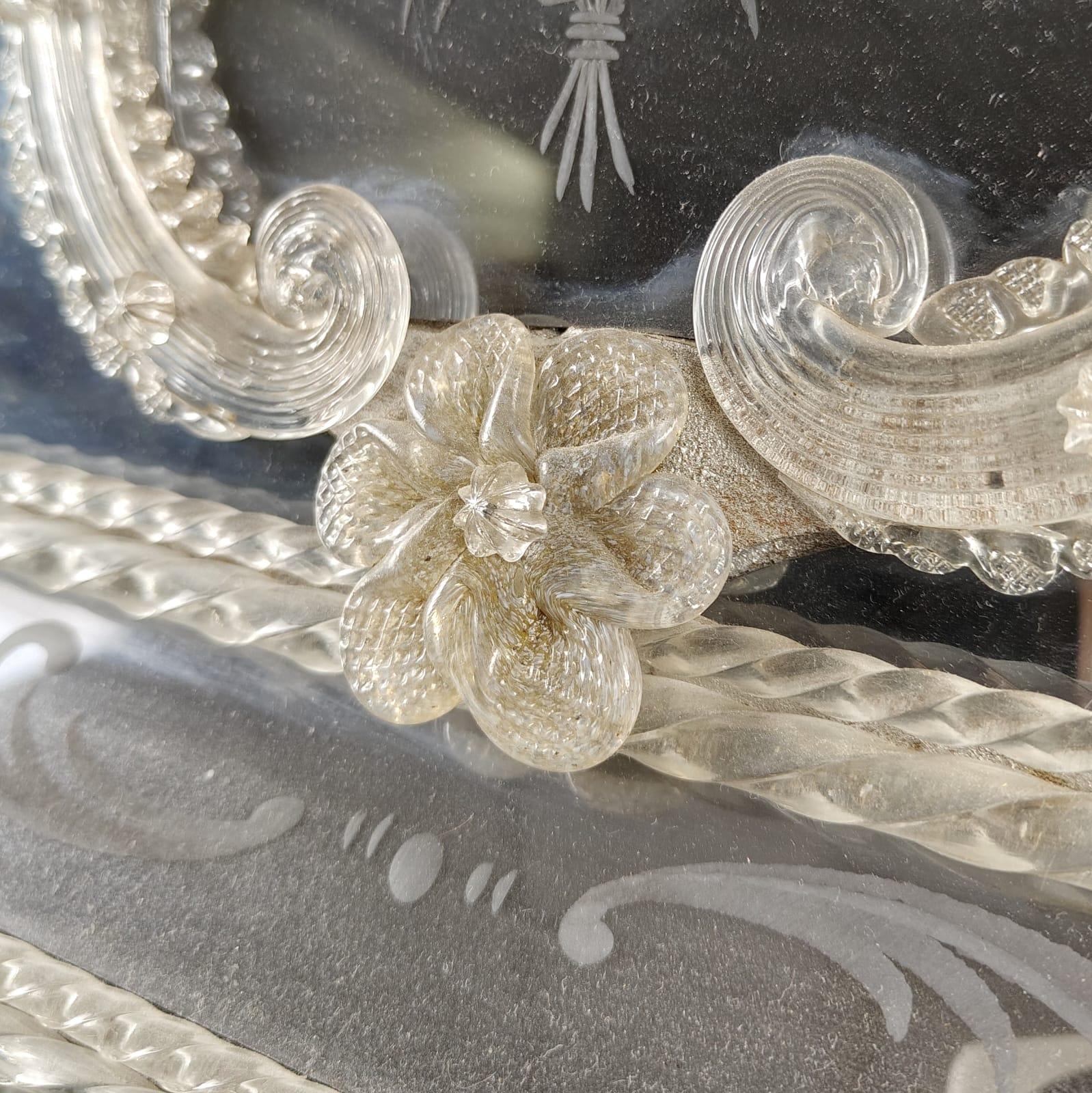 Gravé Miroir en verre de Murano avec motifs floraux, Italie, vers 1950. en vente