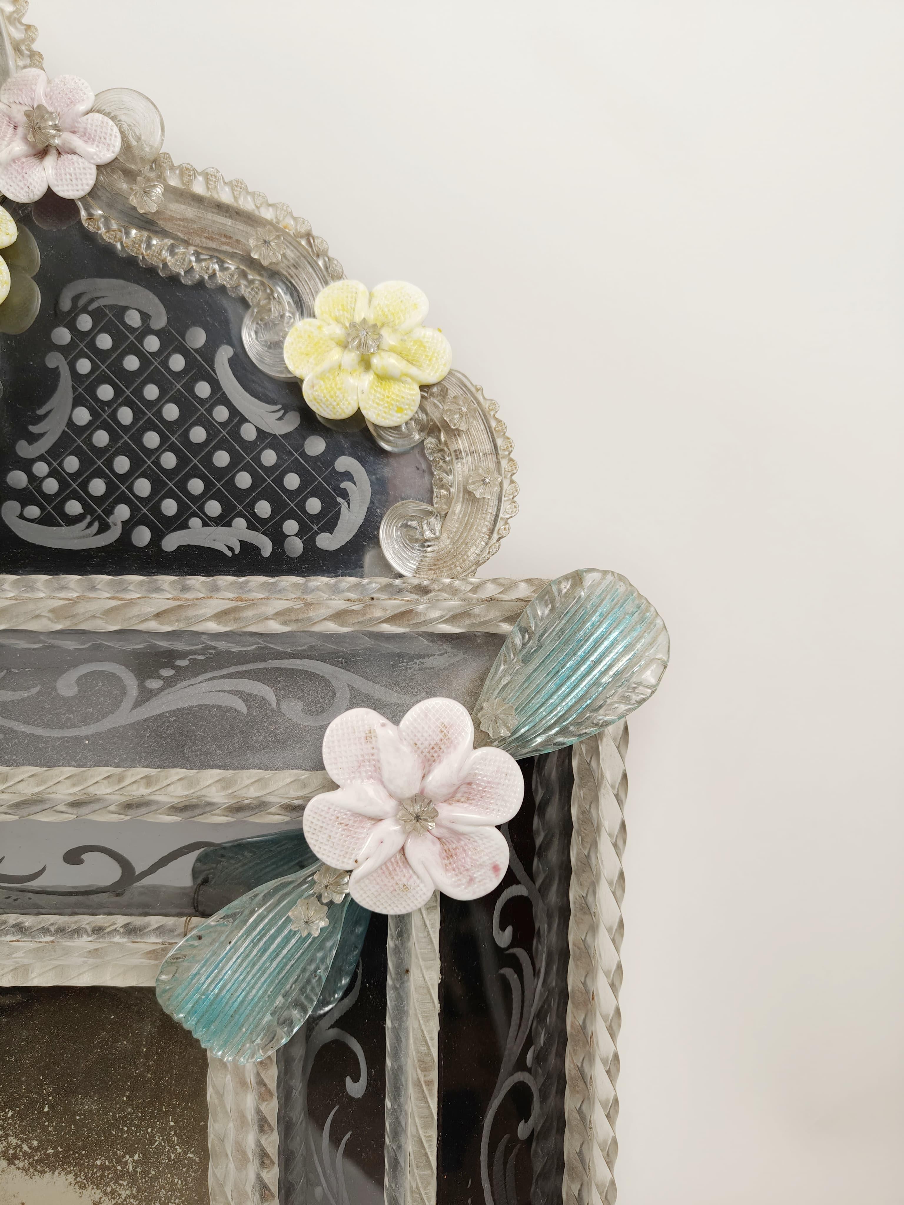 Mid-20th Century Miroir en verre de Murano avec motifs floraux, Italie, vers 1950. en vente