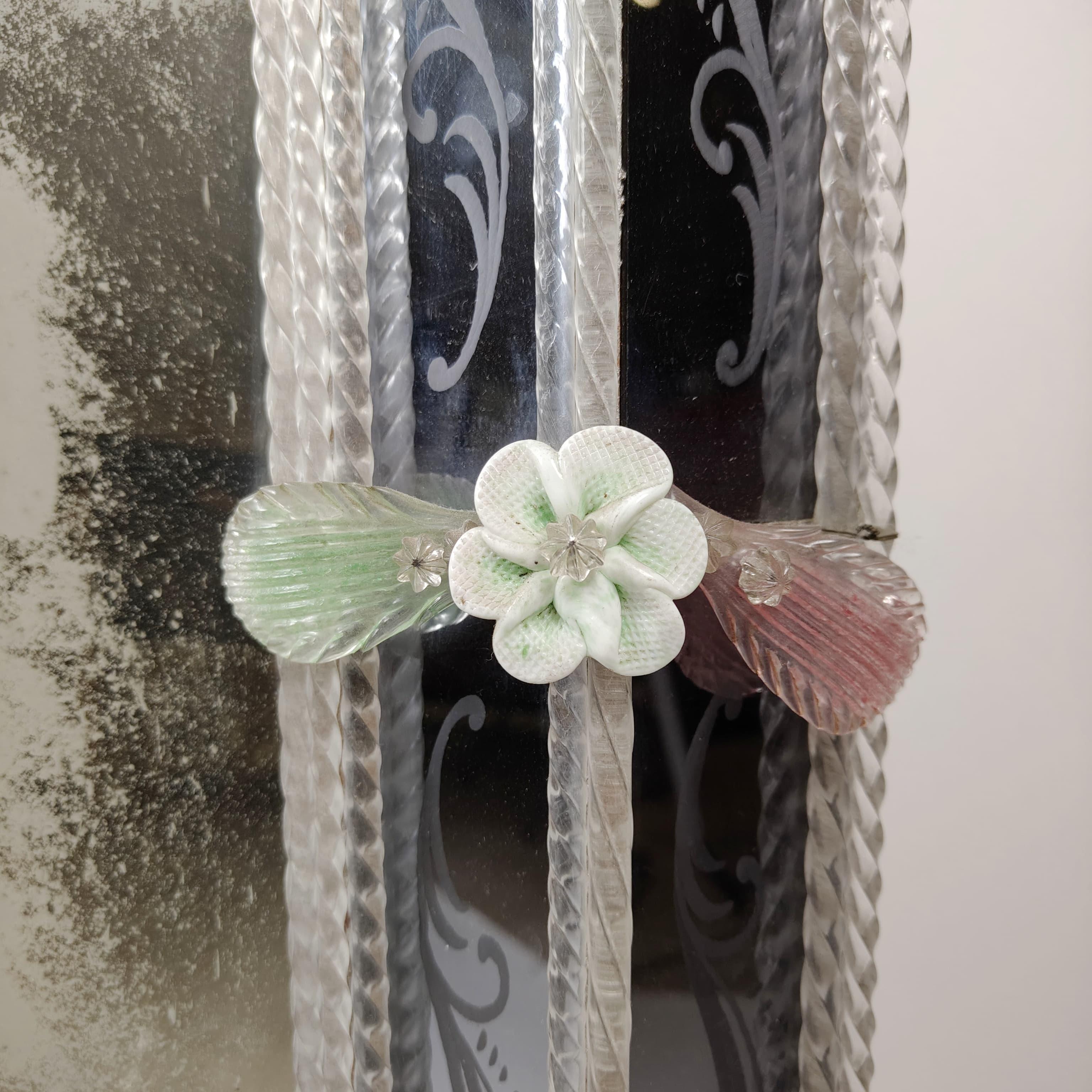 Verre de Murano Miroir en verre de Murano avec motifs floraux, Italie, vers 1950. en vente