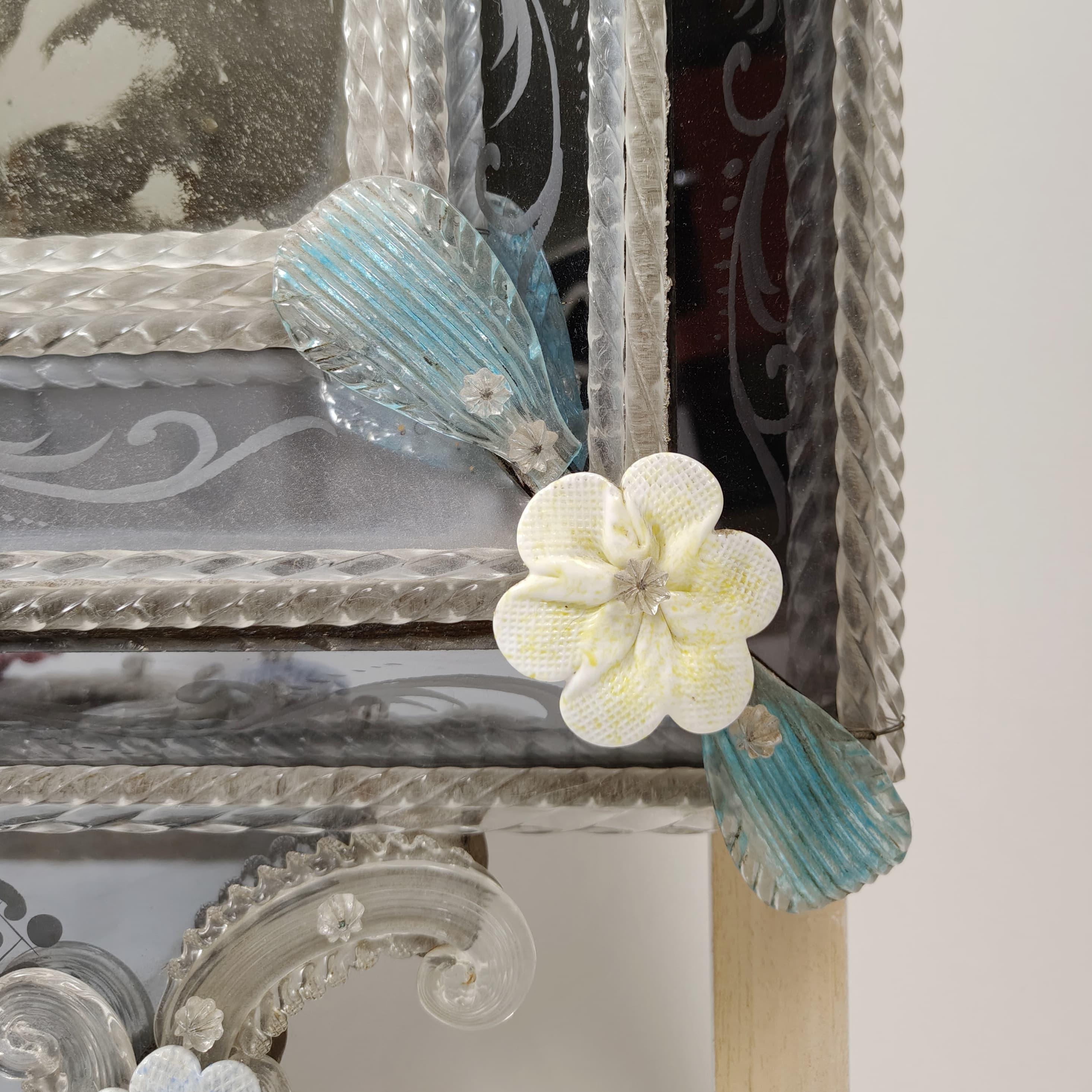 Miroir en verre de Murano avec motifs floraux, Italie, vers 1950. en vente 2