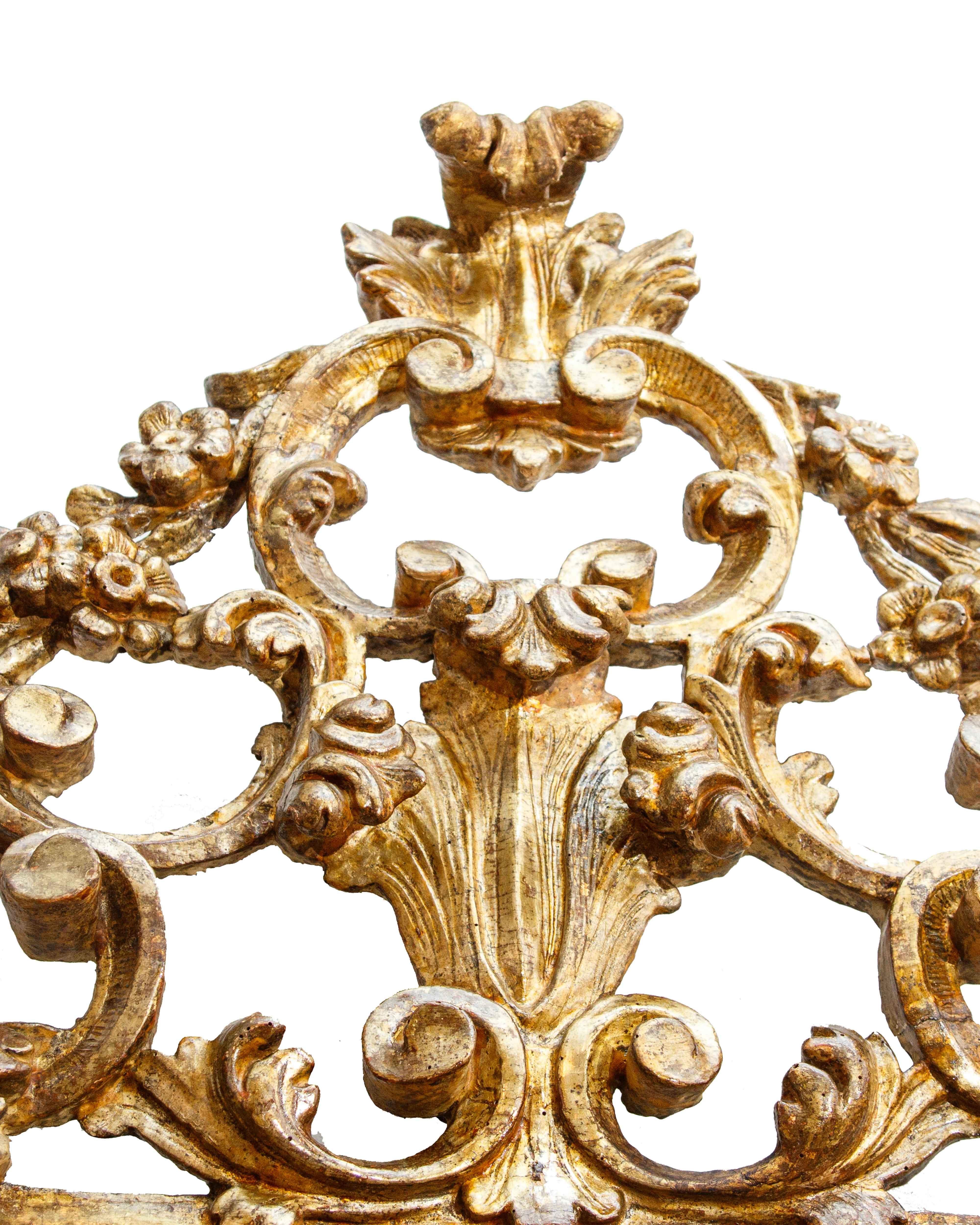 Piémont, Louis XVI

Miroir avec cimasa

Bois sculpté et doré, 164 x 104 cm

Léger, 90 x 70 cm

Le miroir Louis XVI examiné, manifestement fabriqué dans le Piémont, est en bois sculpté et doré et possède une cimaise ajourée décorée de frises de