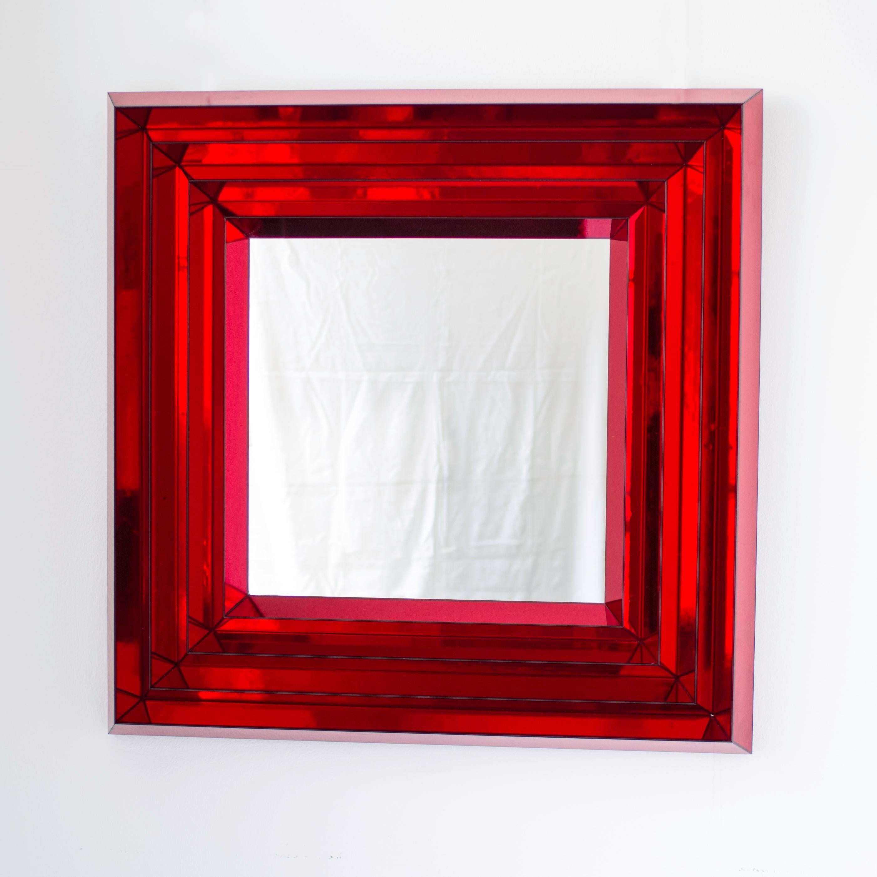 Großer quadratischer Spiegel 'ZIG ZAG RED' mit geprägtem Dekor.
Der Spiegel mit einem Korpus aus Birkenholz wurde von unserem Schreiner aus mehreren Schichten Birkenholz gefertigt, um einen Pyramiden