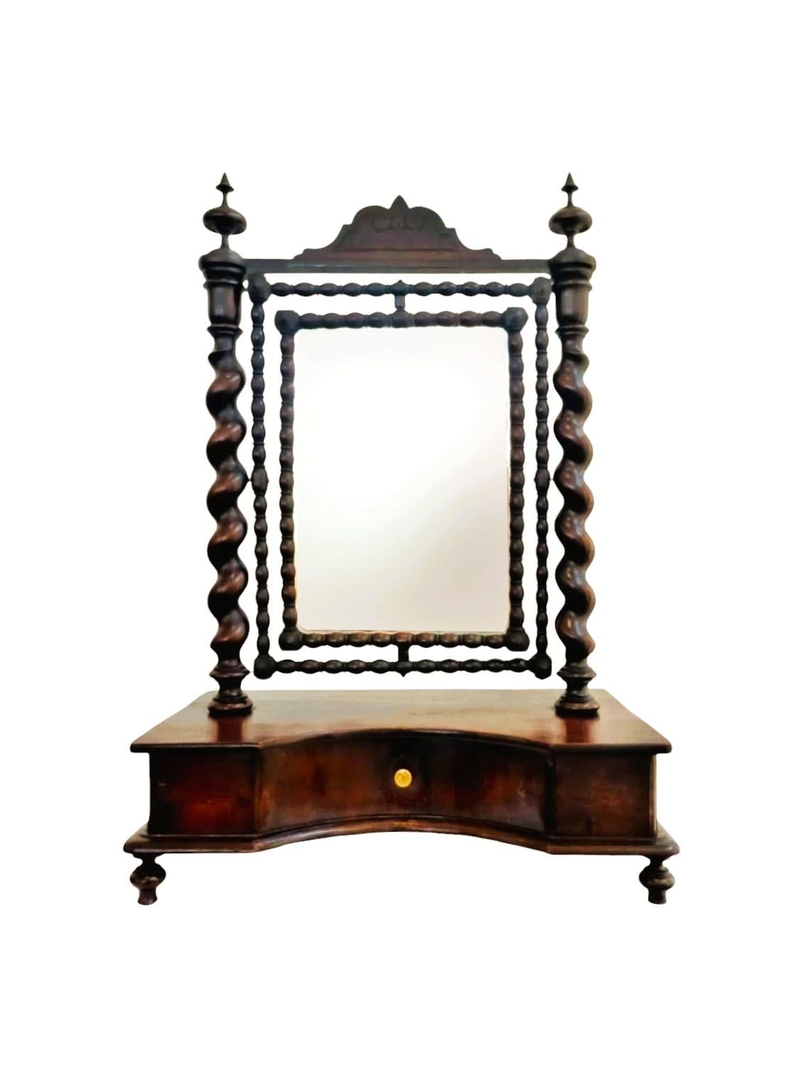 Specchiera Toilette Antica ballerina,  della seconda Metà ‘800 – Stile Eclettico

Elegante e pregiata specchiera da toilette risalente alla seconda metà del XIX secolo, realizzata in noce massello con inserti in olmo e finitura in patina scura