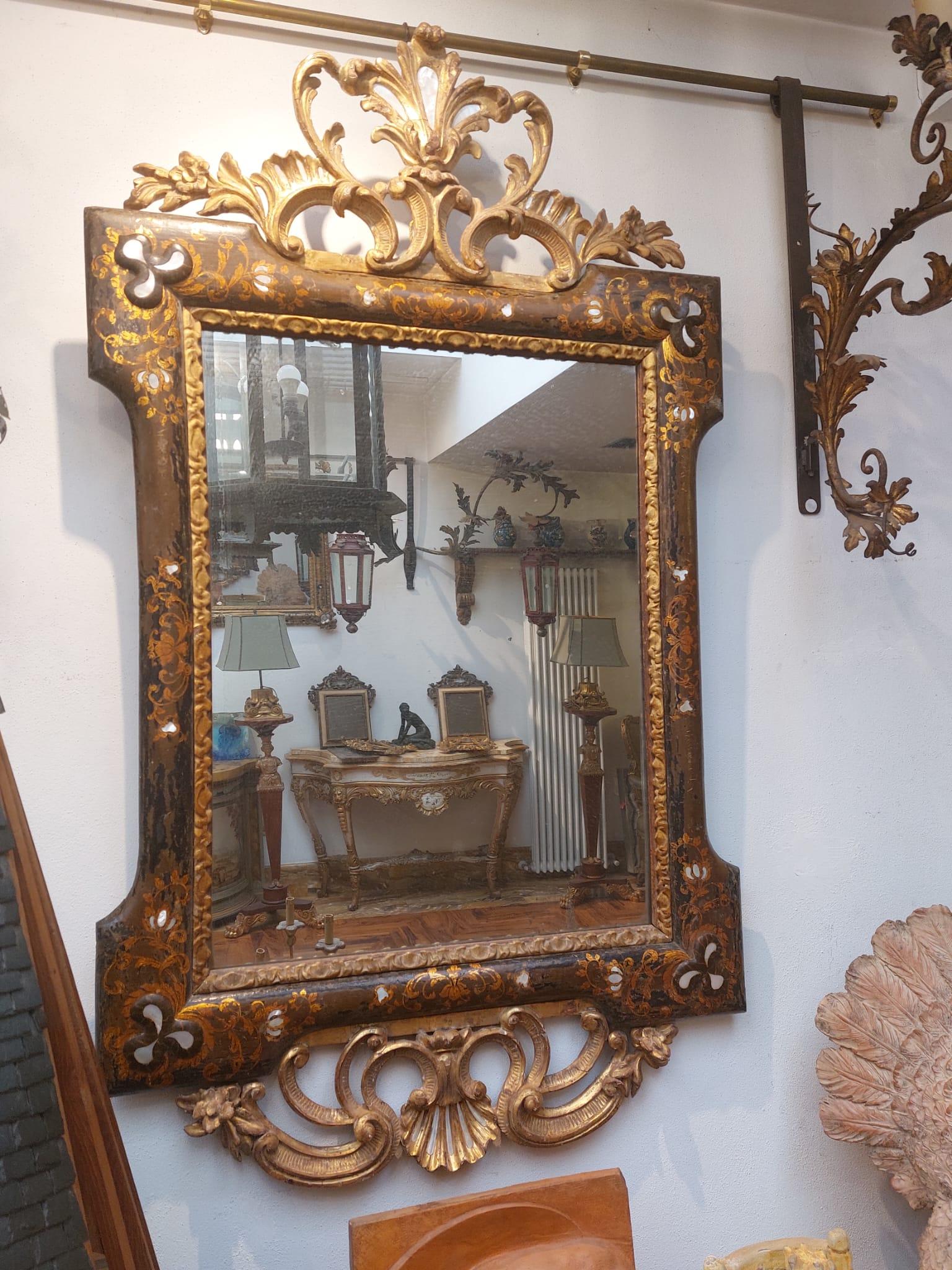 La ville de Venise a été un point de référence essentiel pour ses meubles, en particulier ses miroirs. Le miroir mis en vente ici est un parfait exemple de la qualité qui a toujours caractérisé la manufacture vénitienne, qui a vu la collaboration de