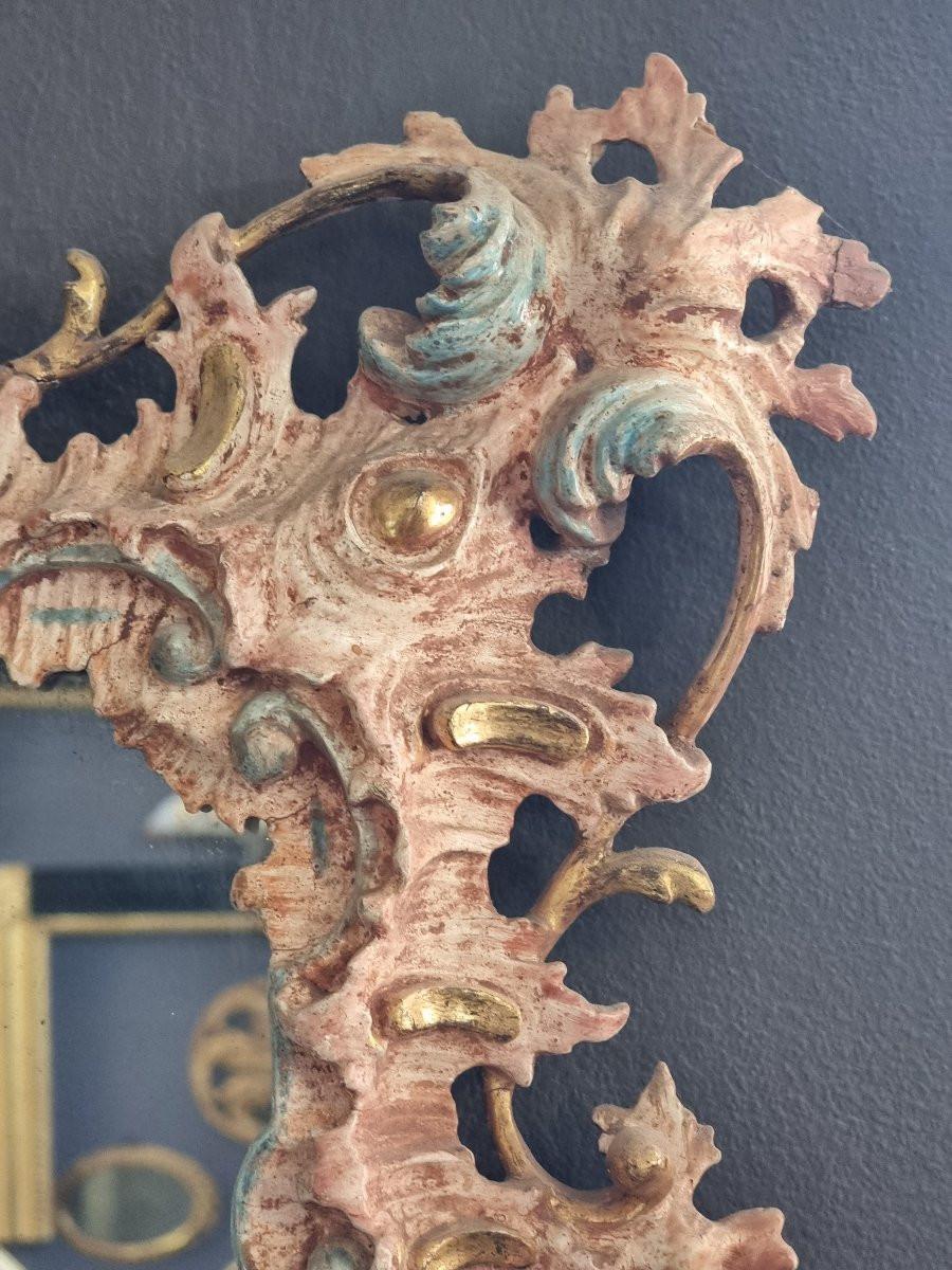 Sculpté à la main Specchiera veneziana intagliata, laccata e dorata - Seconda metà del XIX secolo. en vente