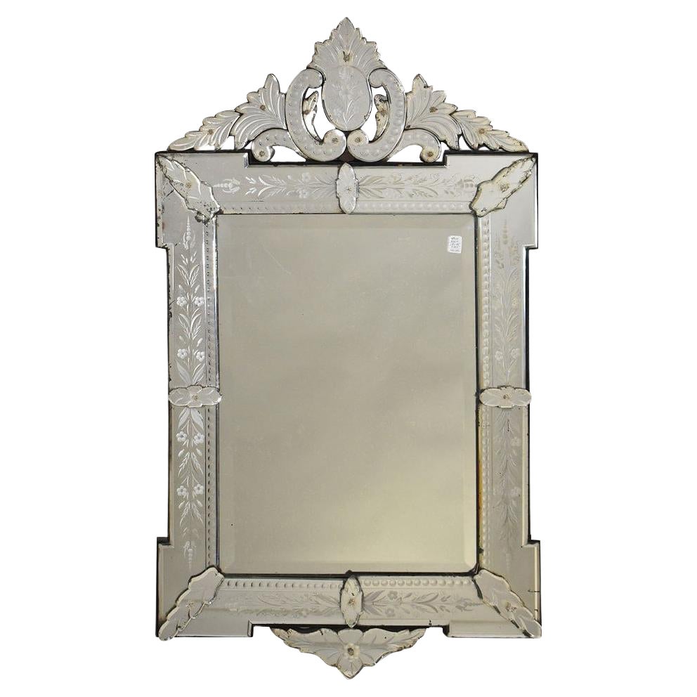 Venezianischer Spiegel, geschliffener antiker Spiegel und eingravierte Blumen, frühes 20. Jahrhundert.