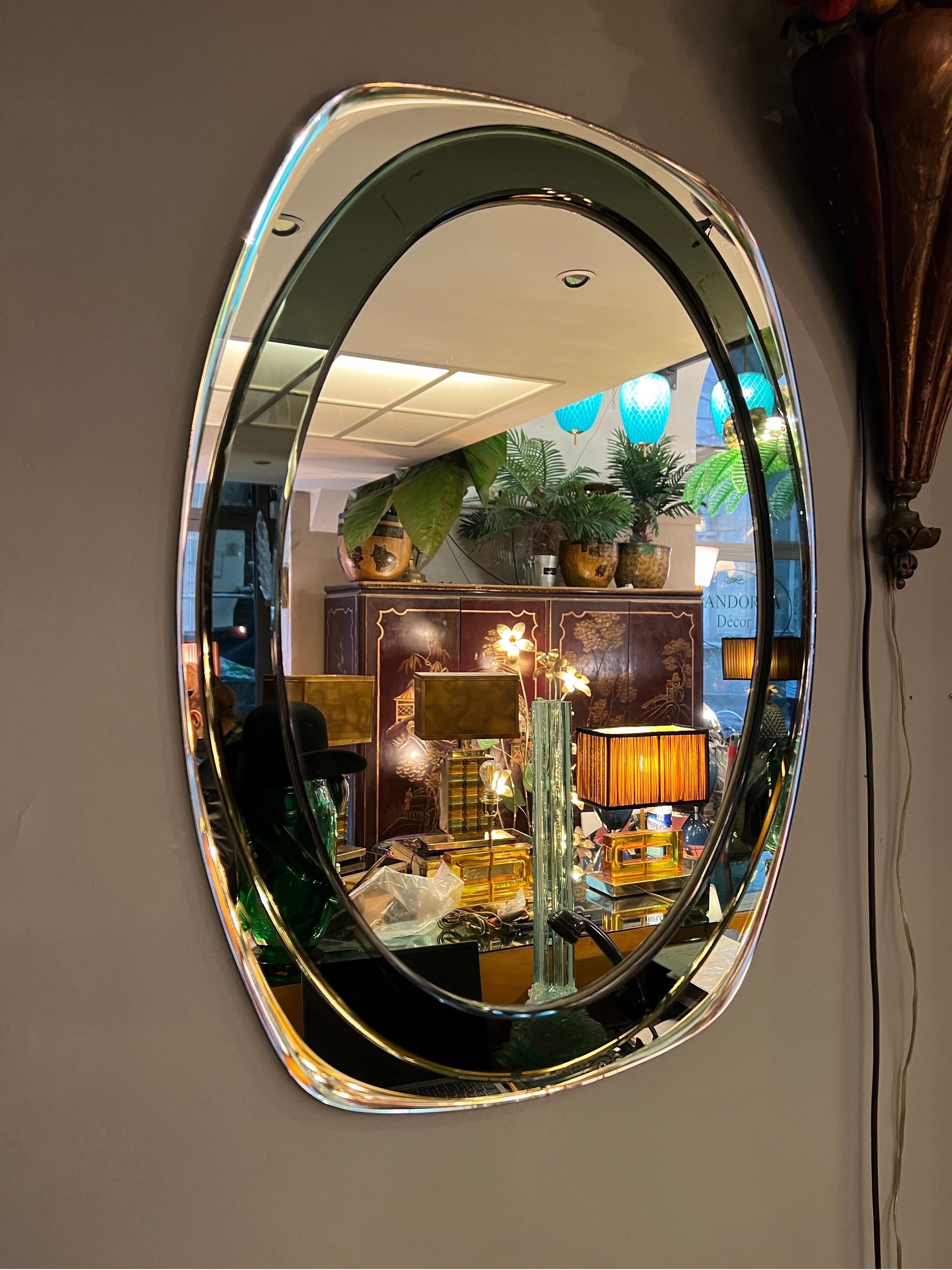 Specchiera Ovale Vintage con cornice in vetro di Murano verde, attribuita a Fontana Arte. Lo specchio ovale è molato.