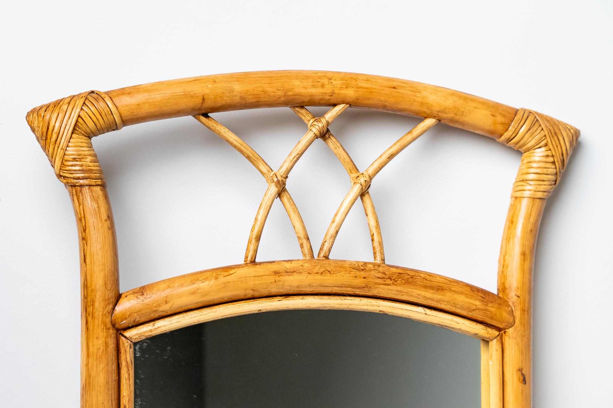Miroir vintage en bambou et rotin, fabriqué en Italie, années 1960. 
Miroir de forme particulière avec un cadre en bambou et en rotin, ce qui le rend vraiment spécial en raison de sa décoration. 
Tout est ORIGINAL, tant le miroir que le bambou, et