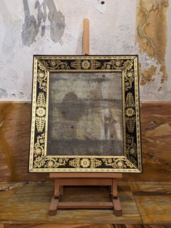 Espejo de mesa con cristal negro decorado con motivos dorados