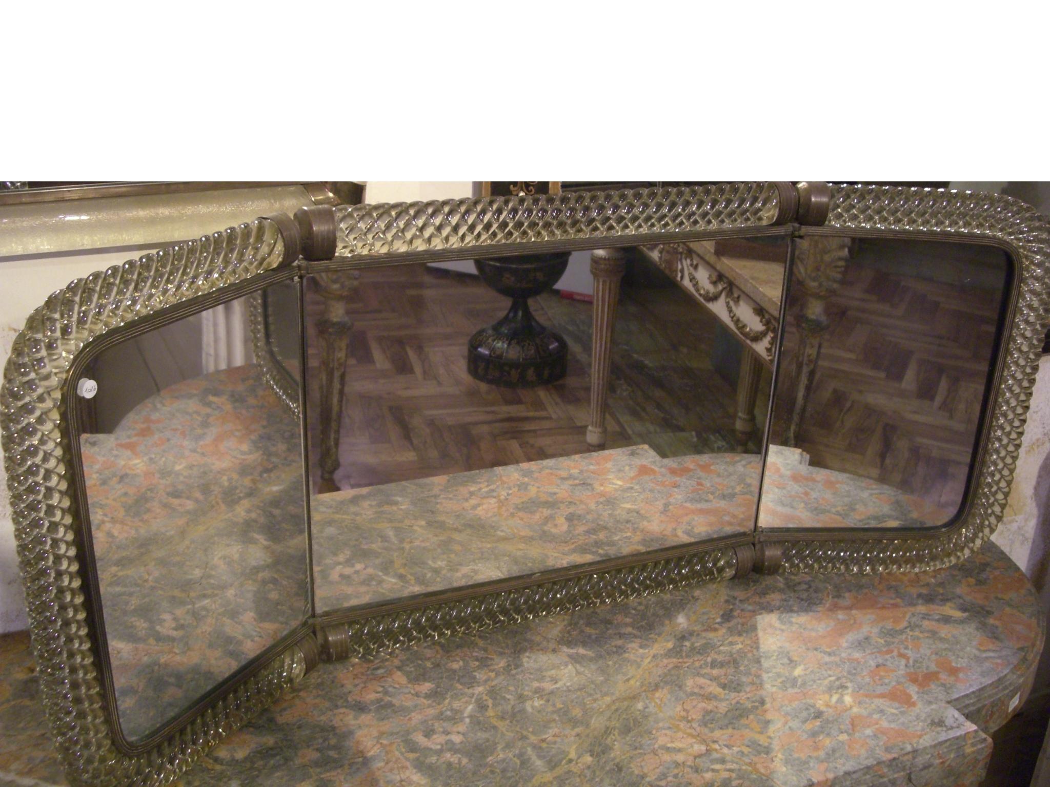 Miroir pliant de coiffeuse à trois portes en verre fumé de Murano travaillé au chalumeau, fabriqué à Venise dans les années 1930. 
L'objet peut être considéré comme très rare car il est signé au dos 