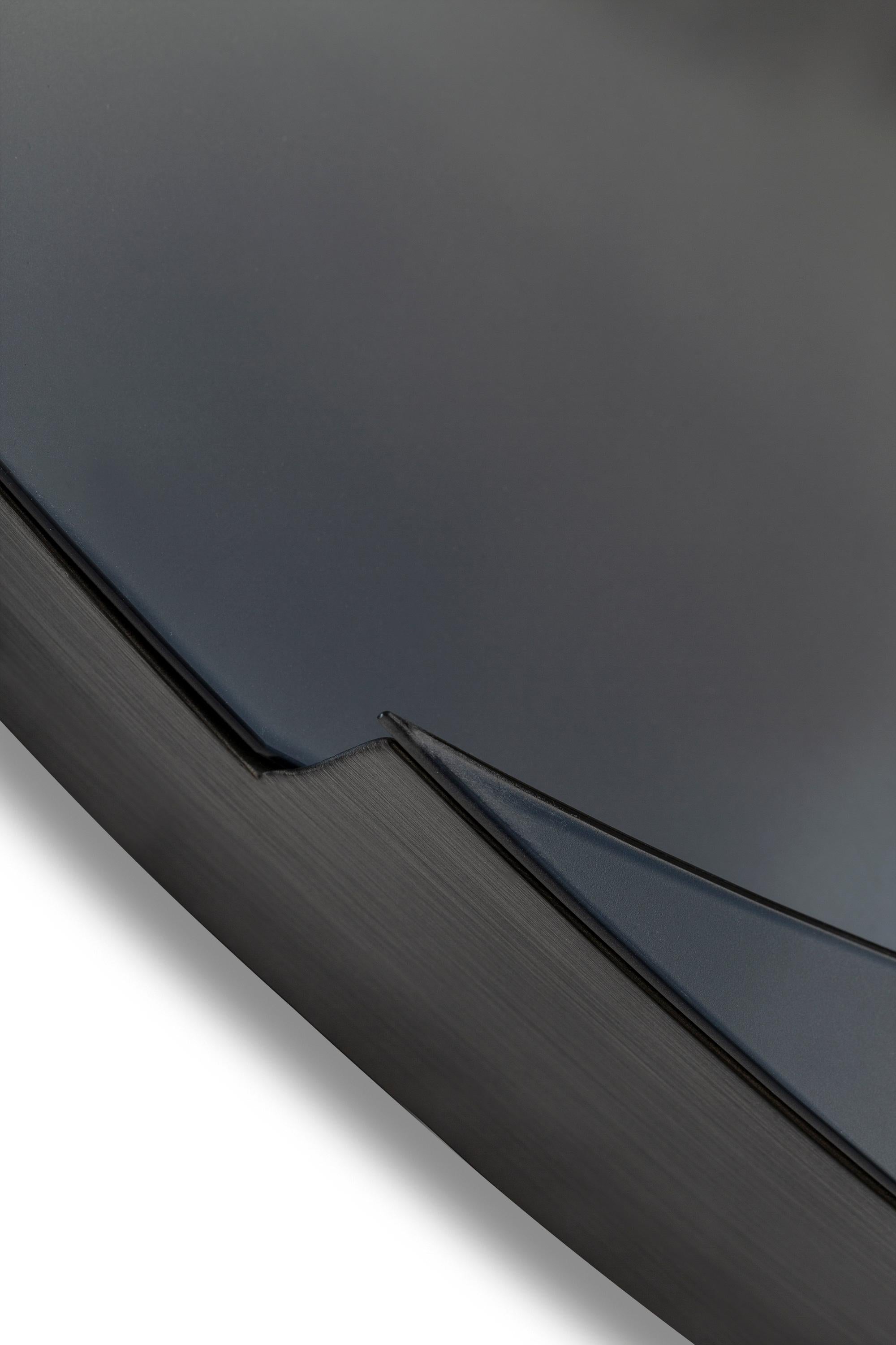 Specchio #1, 2019
Ovaler handgefertigter Farbspiegel
Einzigartig 
5 bis 6 Wochen Produktion
Diese Spiegelkomposition ist das Ergebnis von zweidimensionalen Formen, die in zwei verschiedenen Tiefen angeordnet sind. Der Spiegel wird von einer Struktur
