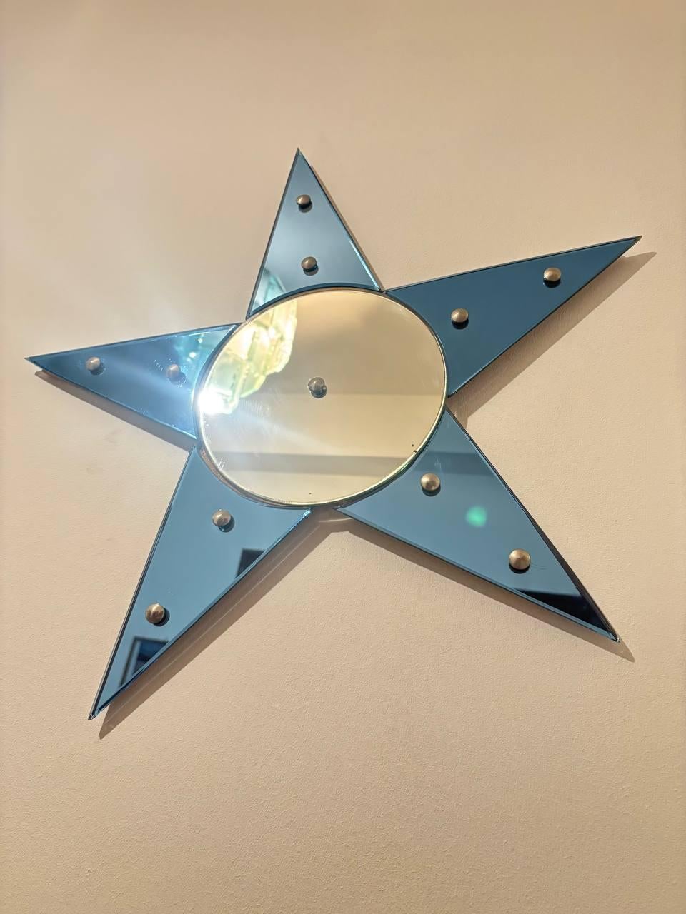 Miroir  qui nous ramène aux années 1950-60 où tout prenait vie et forme grâce aux maîtres verriers.
L'étoile est en bon état, avec quelques signes d'usure dus au temps et correspondant à l'usure du miroir 
Chaque pointe du miroir reflète l'attrait