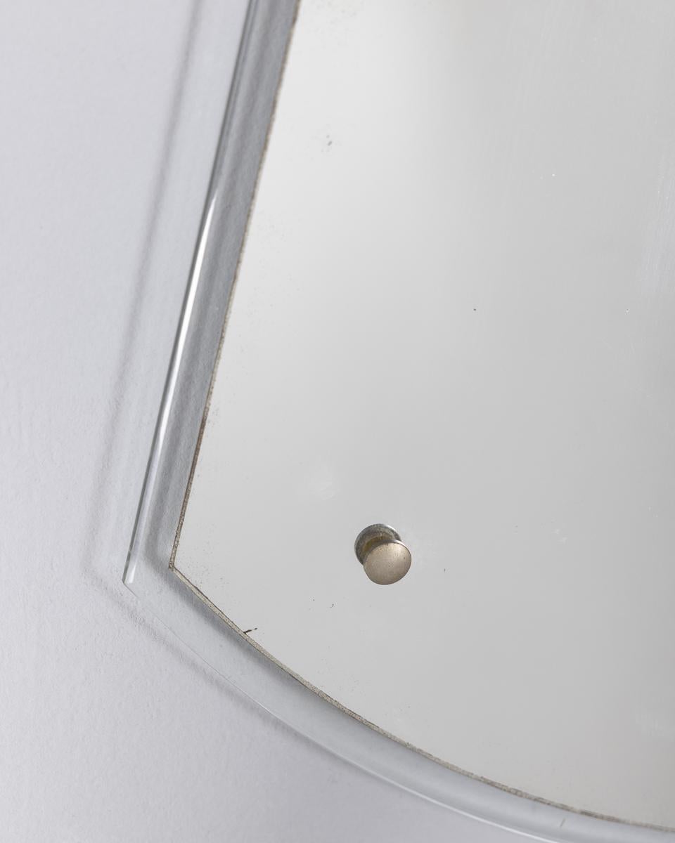 Specchio da parete a forma di goccia interamente in vetro, design Italiano, anni 60.

CONDIZIONI:
In buone condizioni, presenta segni d'usura dati dal tempo.

DIMENSIONI: 
Altezza 90 cm; Larghezza 71 cm; Profondità 2 cm;

MATERIALI: 
Vetro

ANNO DI