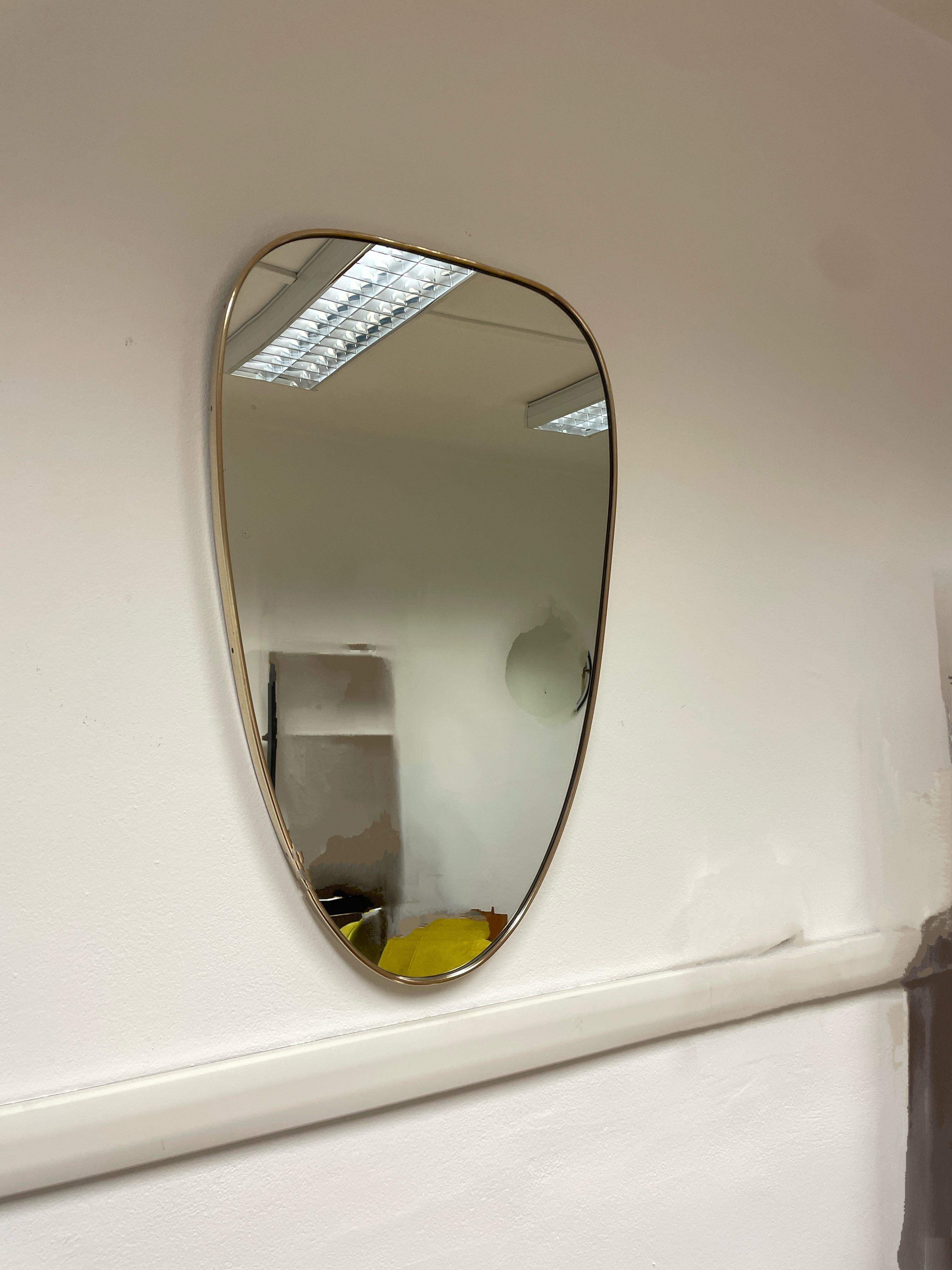 Italian-made 1950s shield wall mirror.

Brass frame in excellent condition.

