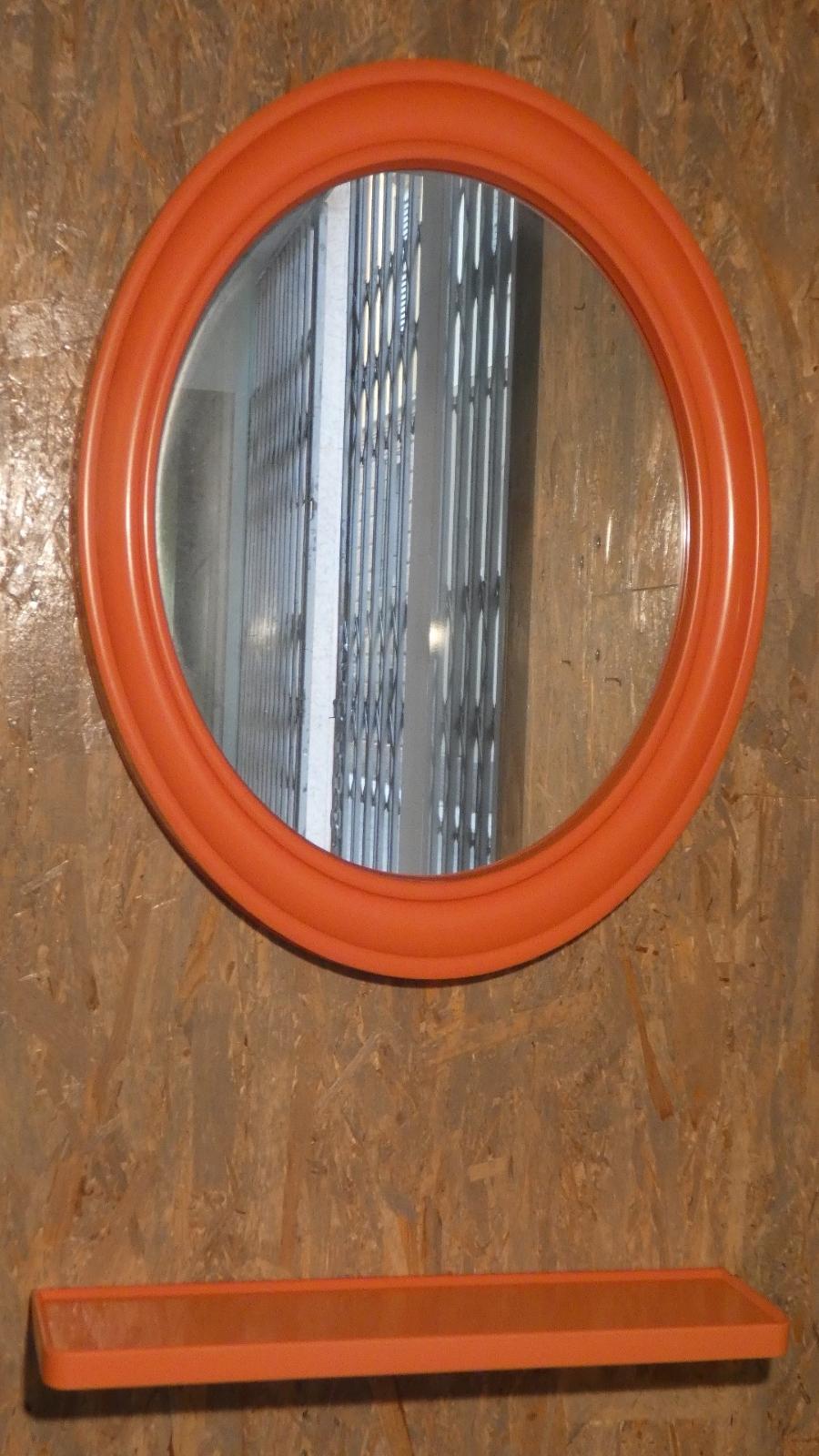 Verleihen Sie Ihrem Raum einen Retro-Touch mit diesem orangefarbenen Spiegel von Carrara & Matta, Modell 