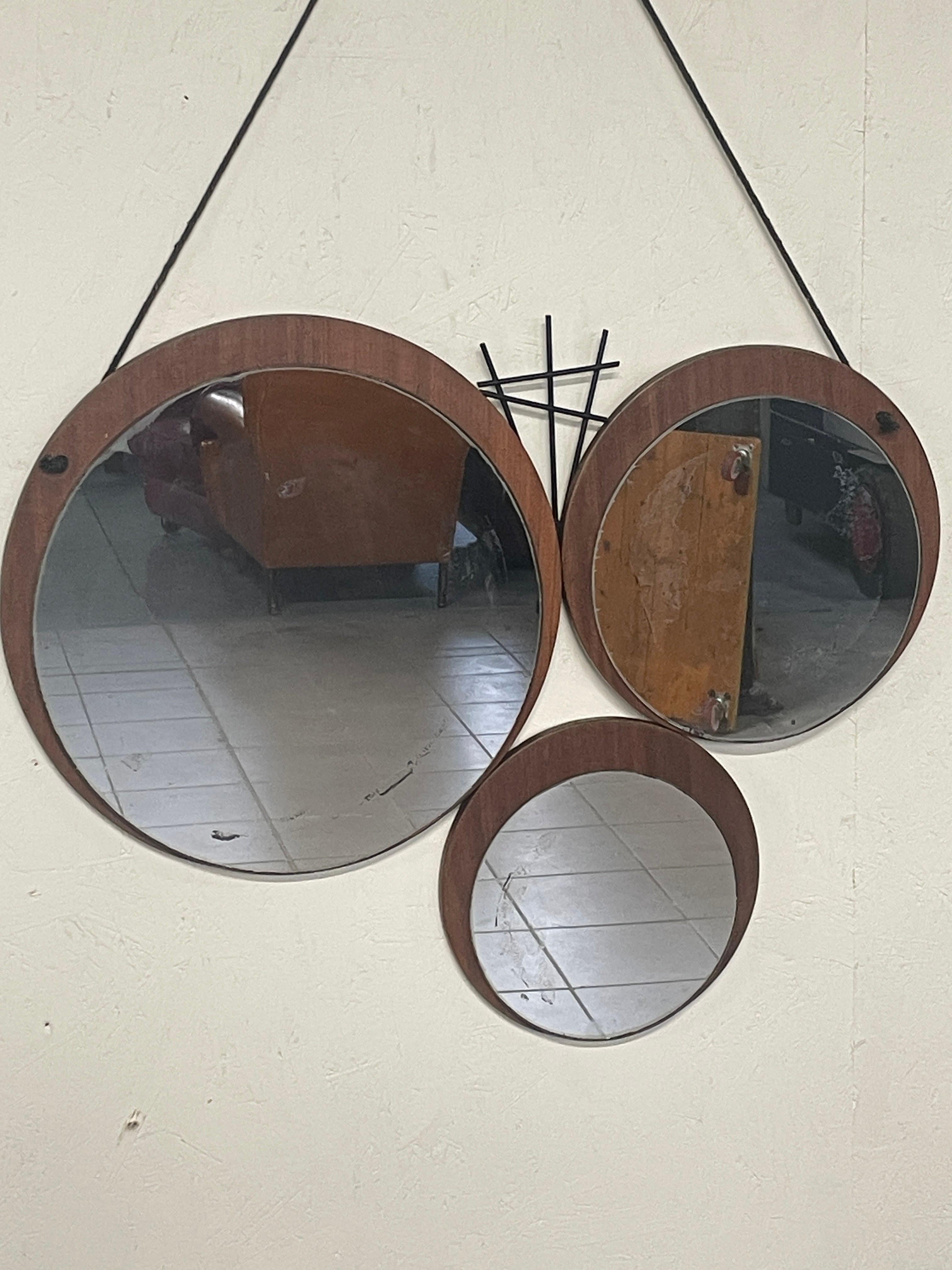 1960s mirror with geometrically patterned teak base In Good Condition For Sale In SAN PIETRO MOSEZZO, NO