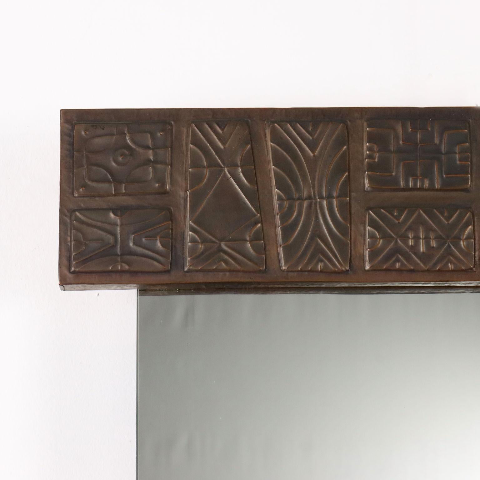 Mid-Century Modern Specchio anni '60 con Decorazioni in Rame Sbalzato en vente