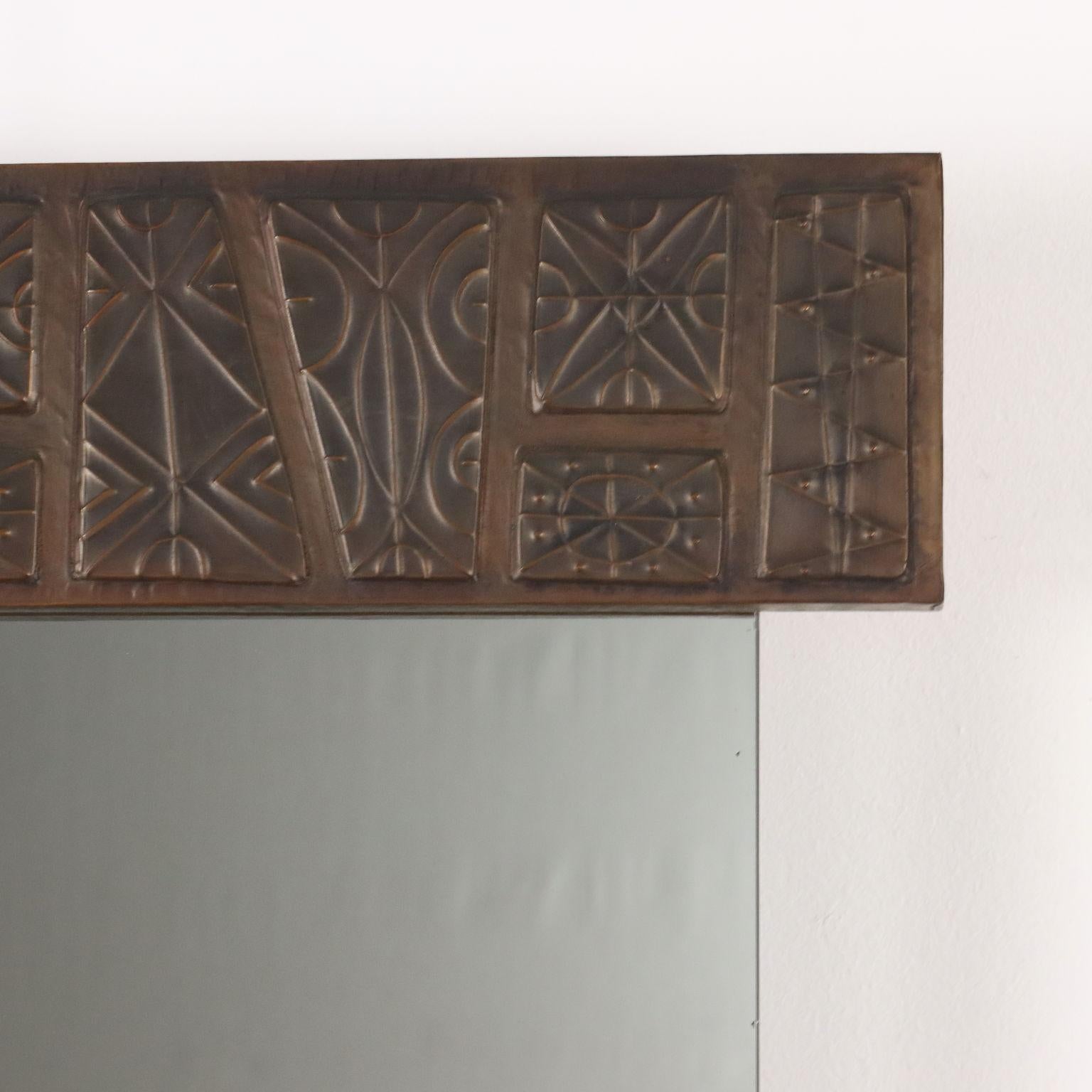 Italian Specchio anni '60 con Decorazioni in Rame Sbalzato en vente
