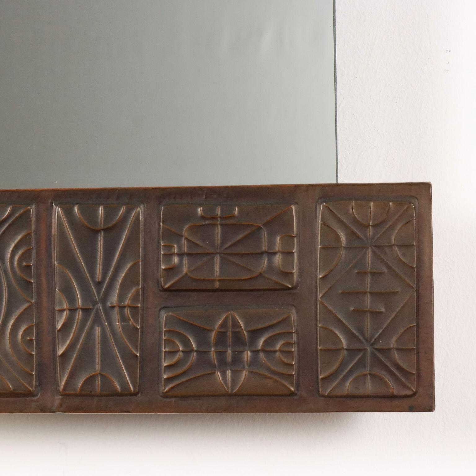 Mid-20th Century Specchio anni '60 con Decorazioni in Rame Sbalzato en vente