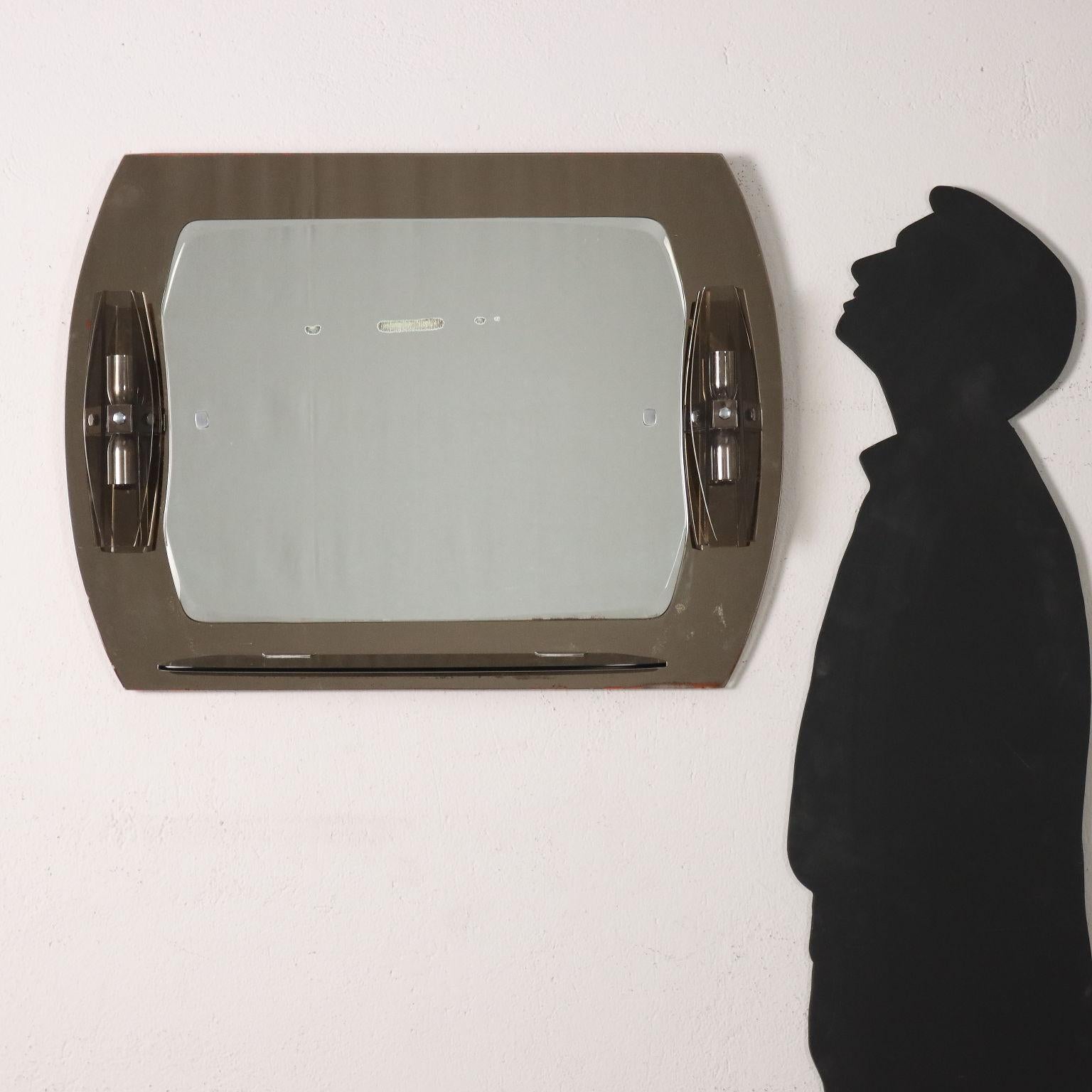 Miroir mural, avec étagère et appliques latérales. Verre miroir et verre fumé. 