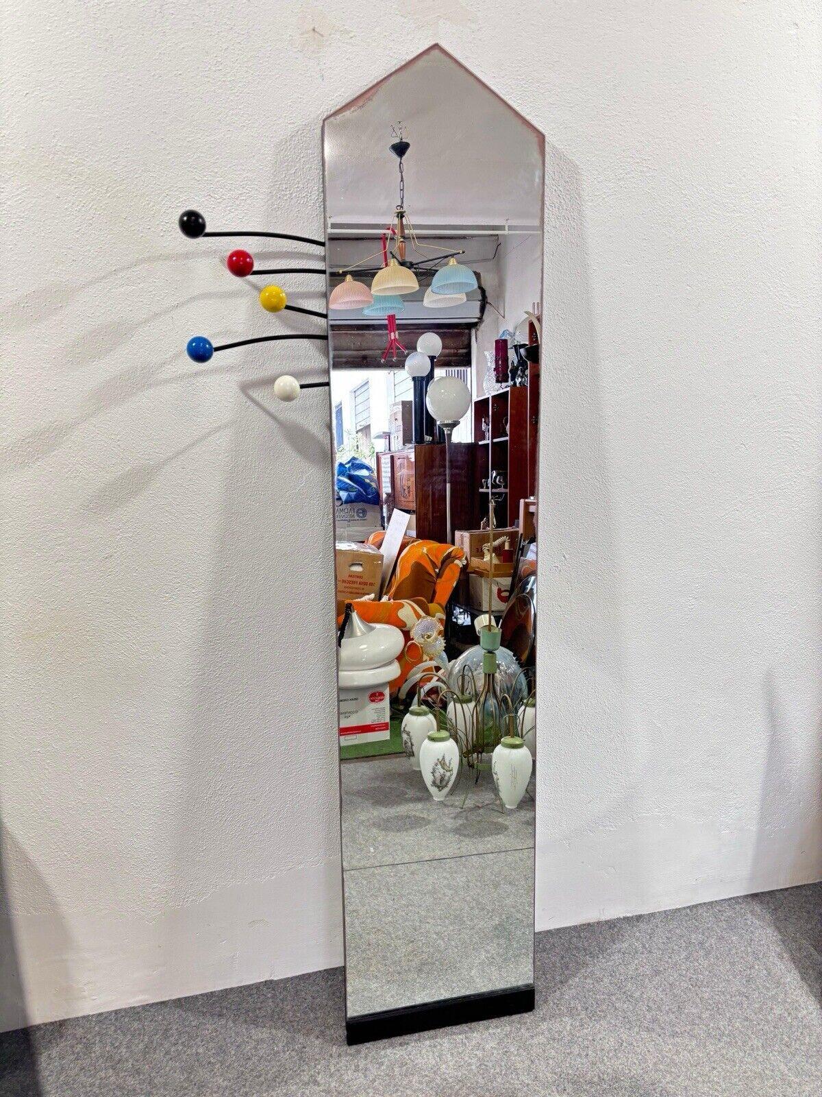 Memphis Style 1980's Modernism Wall Hanging Mirror (Miroir suspendu)


Mesures :

Hauteur 186 cm

Largeur 63 cm


En bon état de conservation, des signes d'utilisation et d'âge sont présents. (Voir photo)
