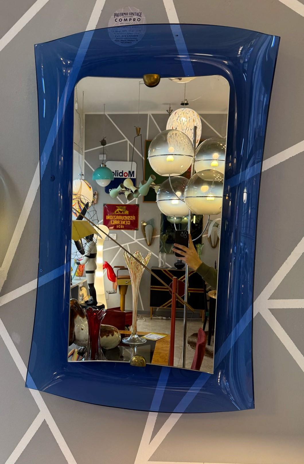 Magnifique paire de miroirs muraux Cristal Art avec cadre bleu et cadre en métal, laiton. Circa 1960. Les miroirs sont en bon état, comme le montrent les photos, avec quelques petites marques dues au temps.