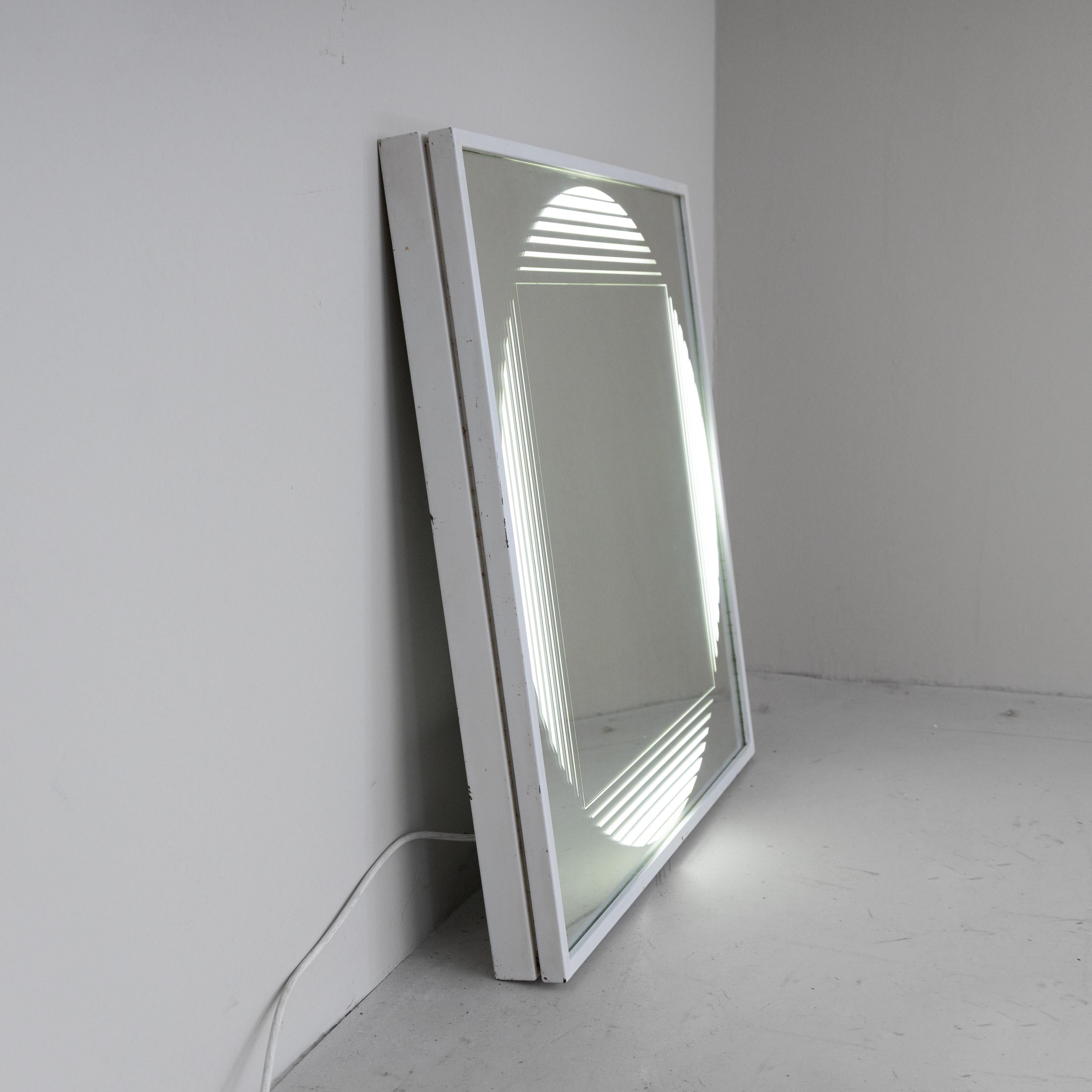 Mid-Century Modern Specchio “Brama” bianco, Gianni Celada, FontanaArte, 1970 en vente