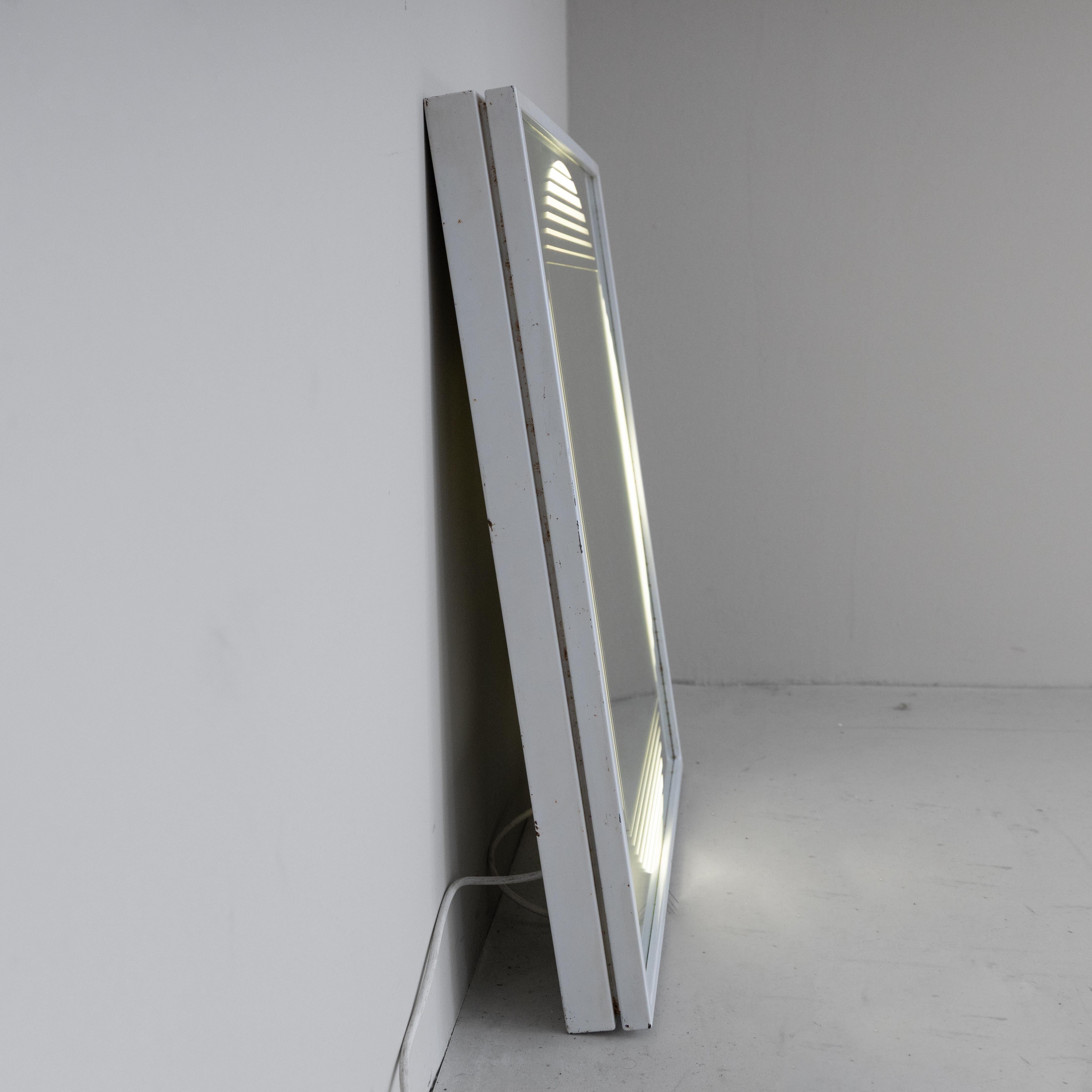 Specchio “Brama” bianco, Gianni Celada, FontanaArte, 1970 État moyen - En vente à Milano, Lombardia