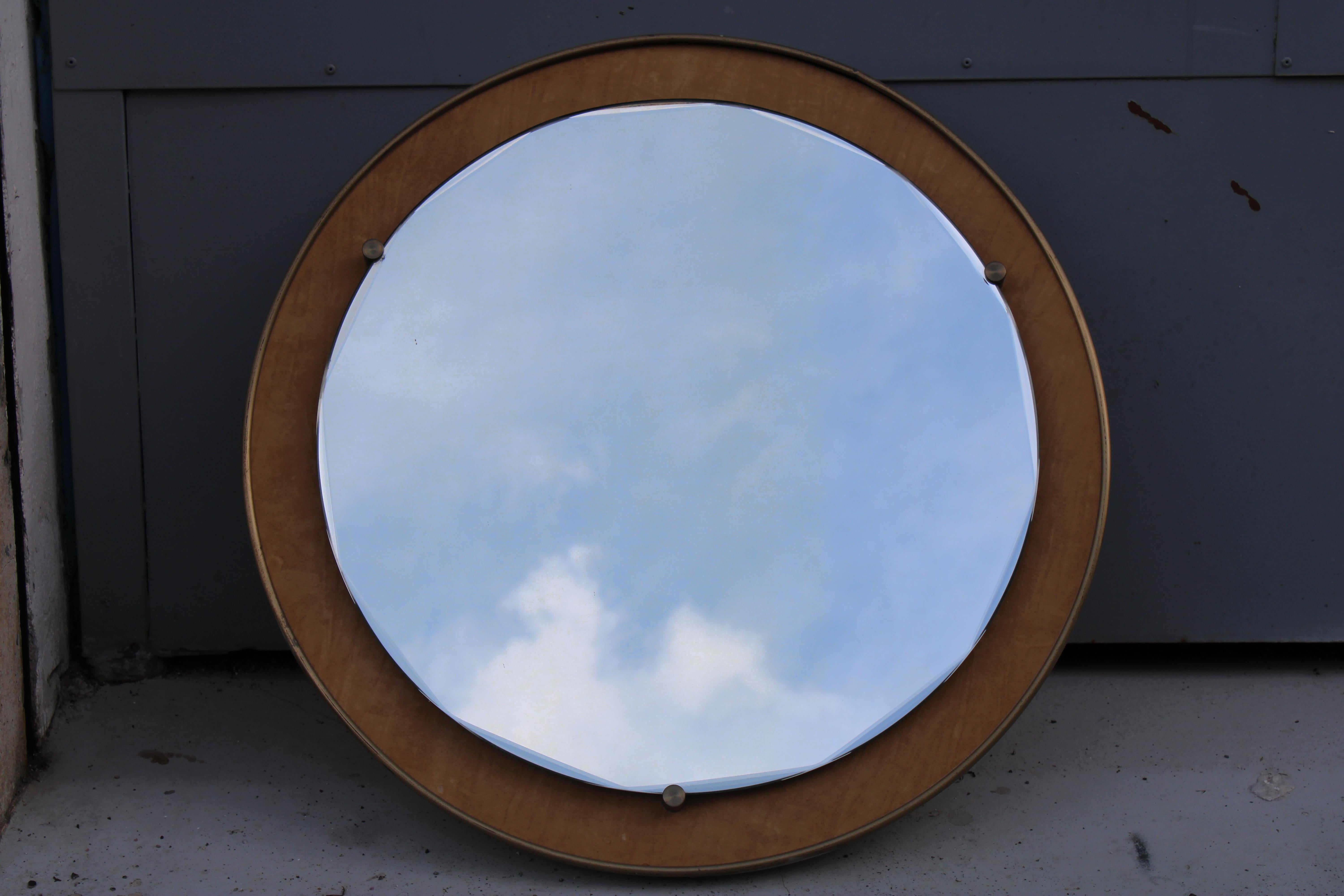 miroir rond ciselé d'excellente qualité en laiton et en partie en bois d'érable, probable Ambrogio e de berti.