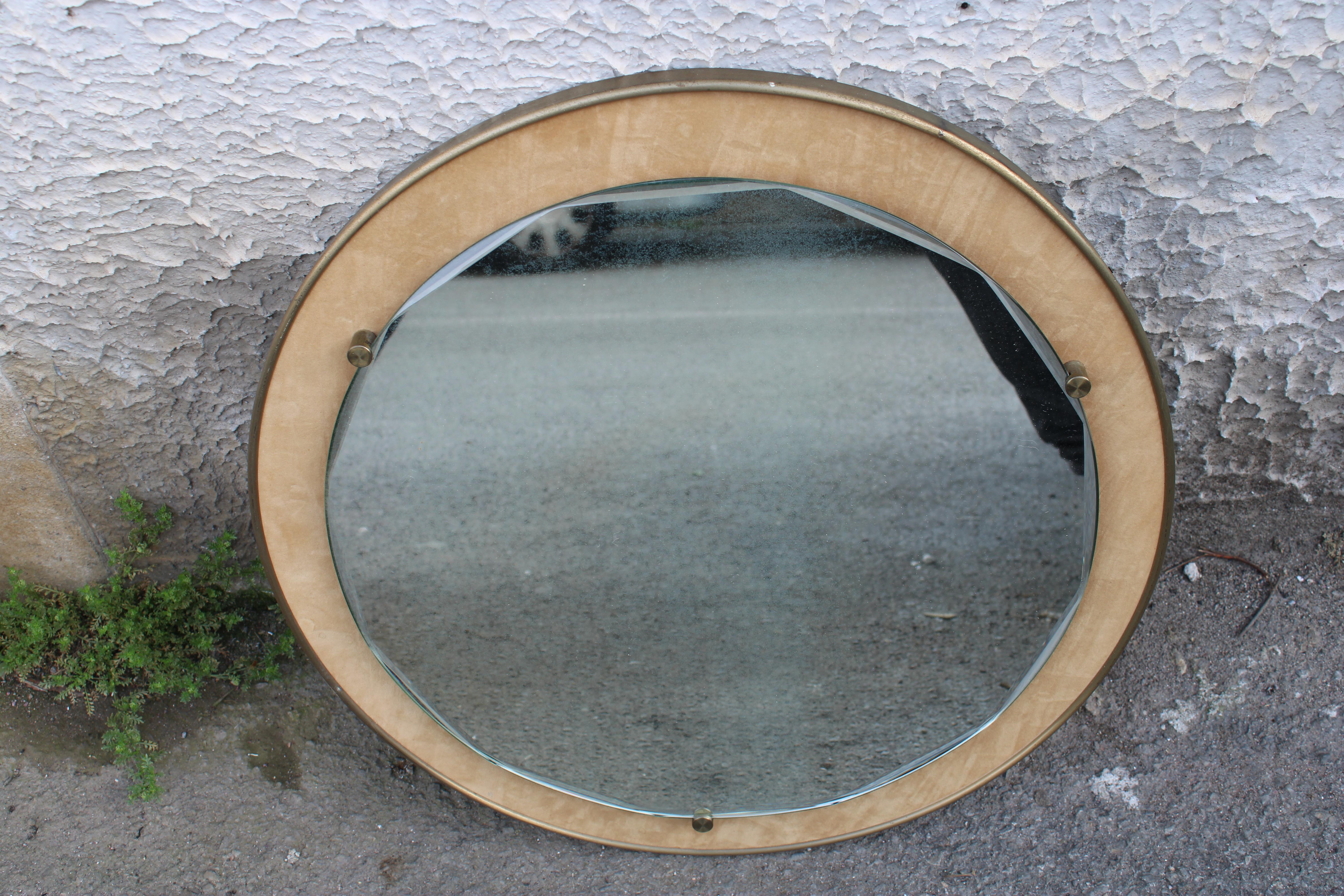 Mid-Century Modern Miroir rond ciselé pièces en laiton   Milieu du siècle Santambrogio & De Berti en vente