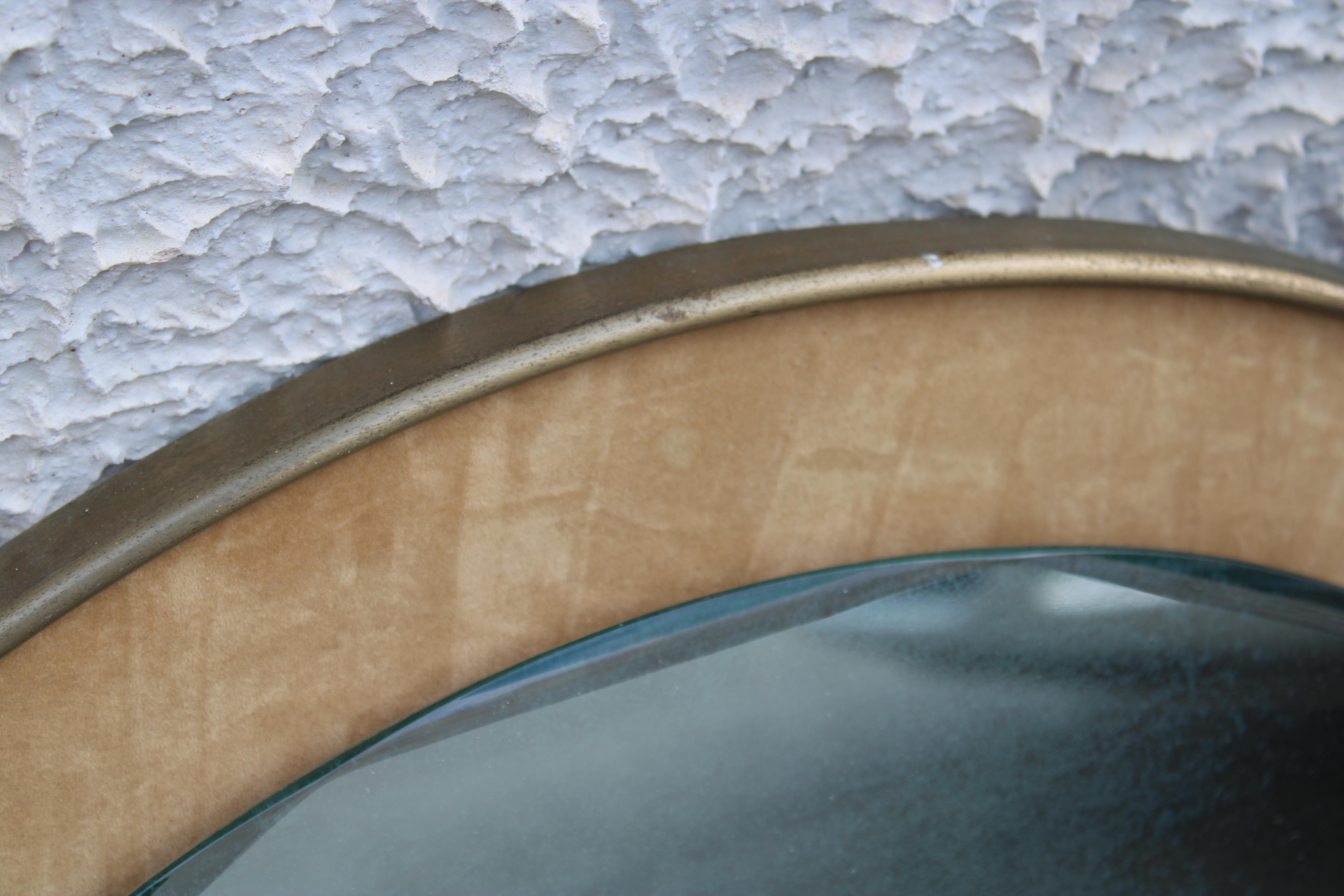 Italian Miroir rond ciselé pièces en laiton   Milieu du siècle Santambrogio & De Berti en vente