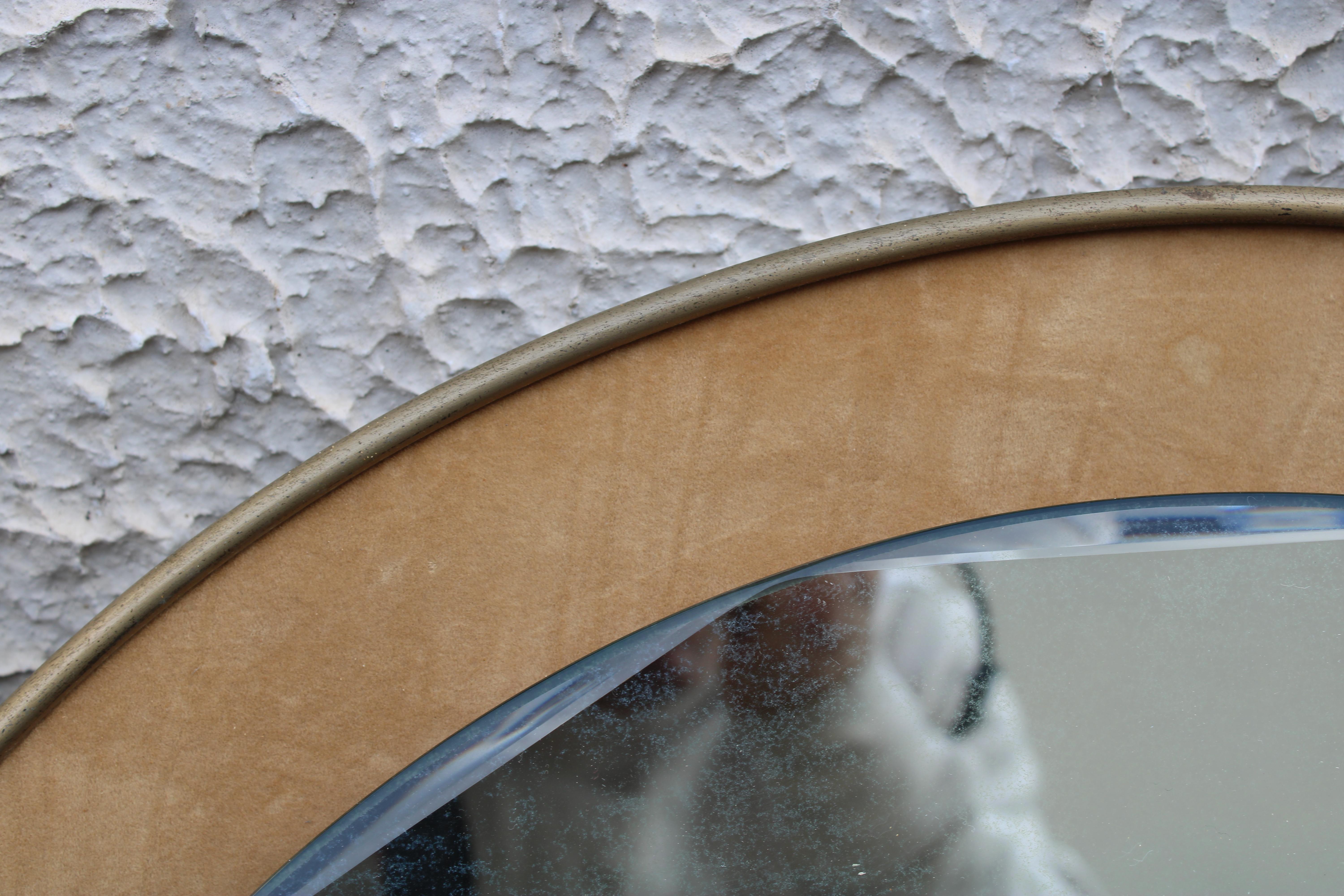 Laiton Miroir rond ciselé pièces en laiton   Milieu du siècle Santambrogio & De Berti en vente