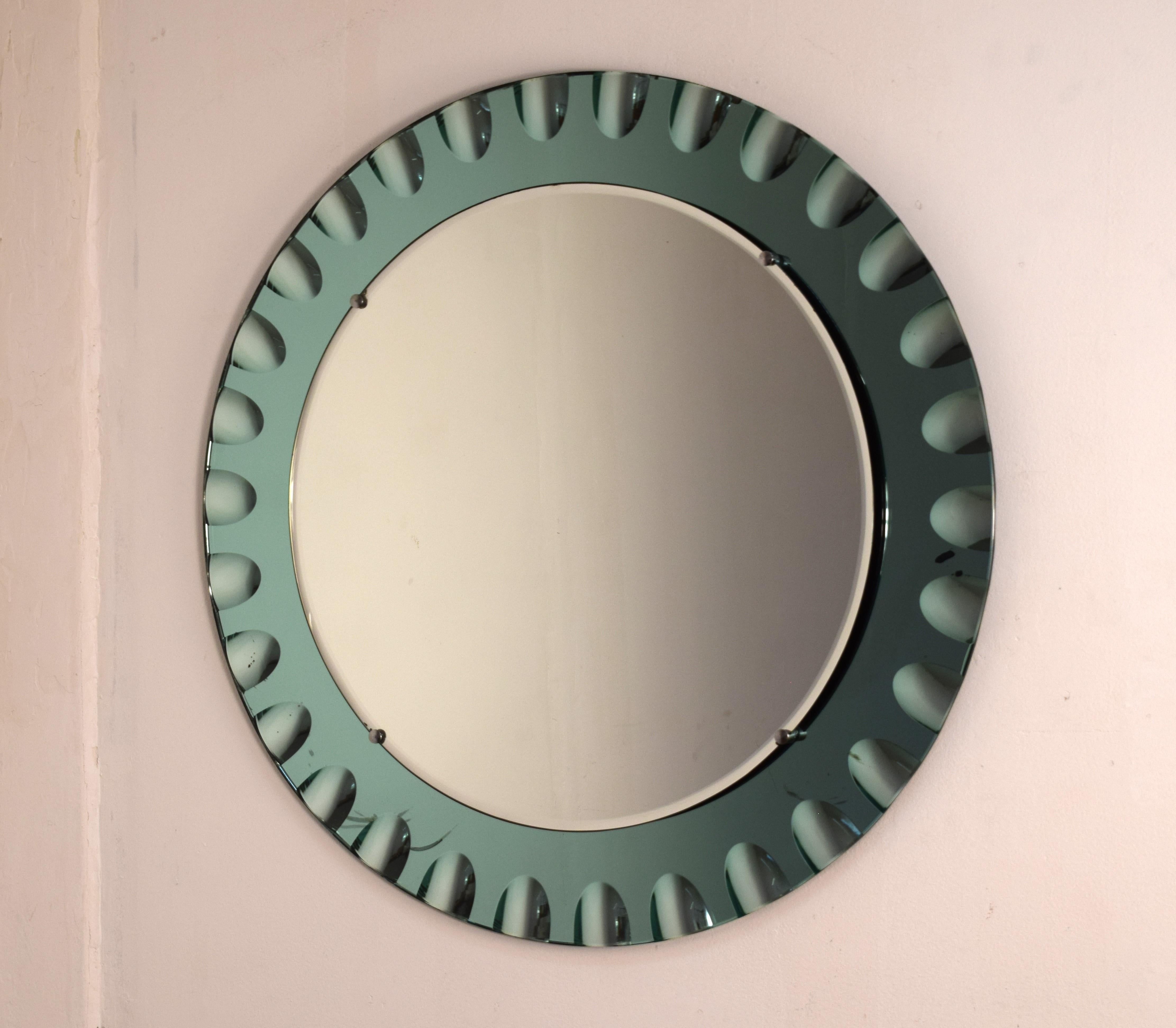 Specchio circolare Cristal Art con vetri colorati, produzione italiana degli anni '60 circa.
Vetro specchiato, vetro colorato e supporti in acciaio cromato.
Particolare specchiera con vetri colorati color verde acqua, perfetto per arricchire