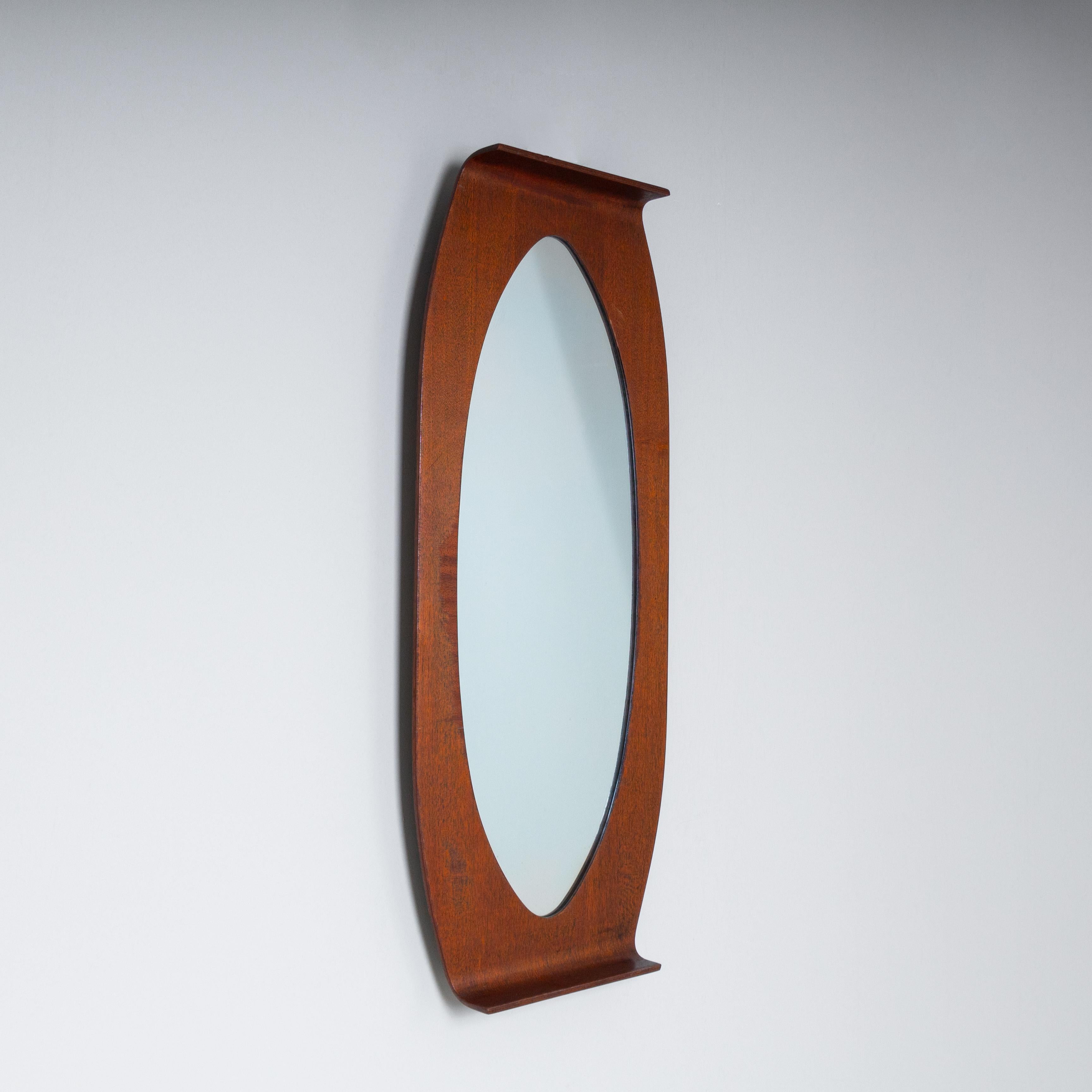 Miroir avec cadre en bois, Campo e Graffi, Italie, 1960. Design élégant et raffiné, caractérisé par un cadre en bois qui renferme le miroir d'une manière sobre mais décisive, typique du langage minimaliste des années 1960. L'utilisation du bois