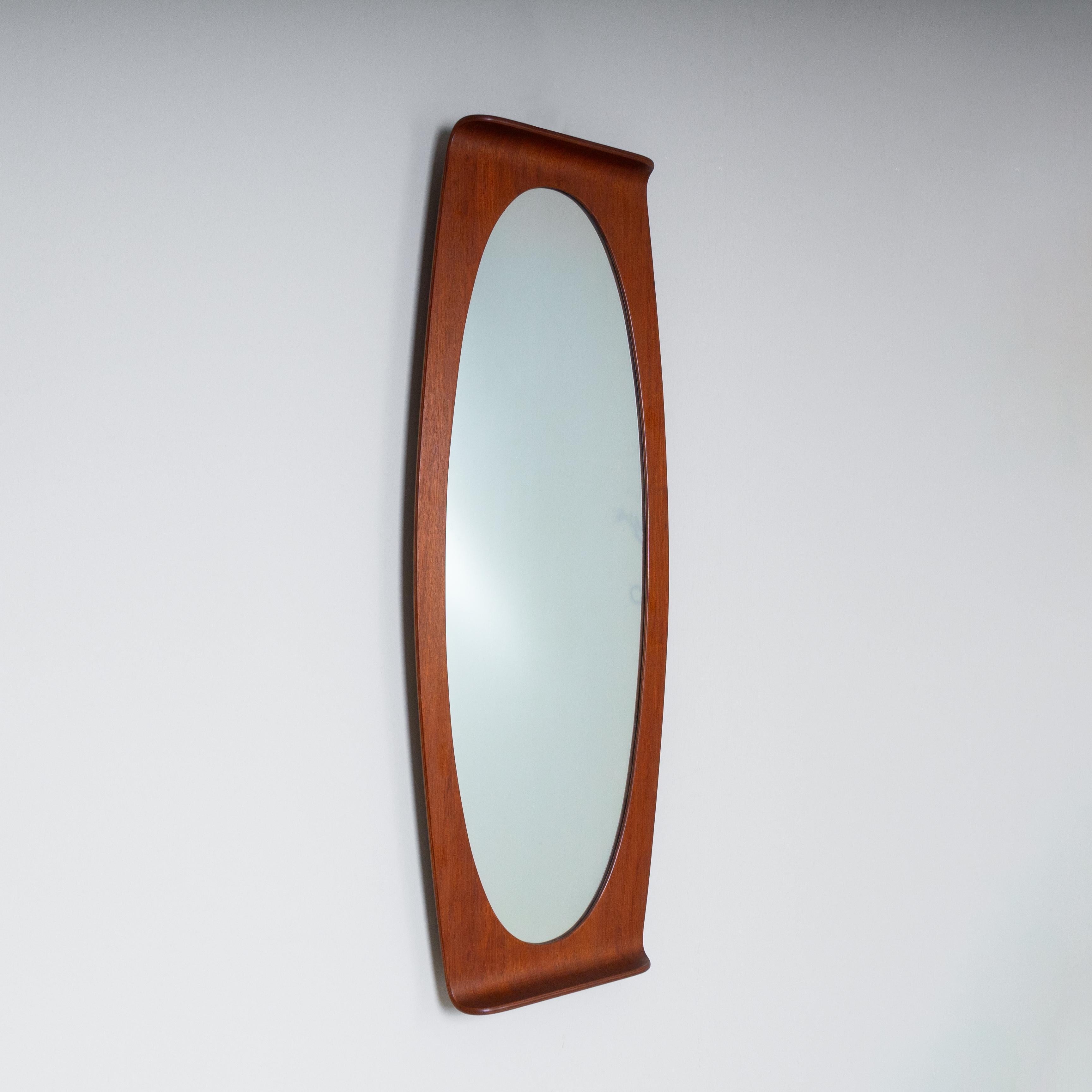 Miroir avec cadre en bois, Campo e Graffi, Italie, 1960. Design élégant et raffiné, caractérisé par un cadre en bois qui renferme le miroir d'une manière sobre mais décisive, typique du langage minimaliste des années 1960. L'utilisation du bois