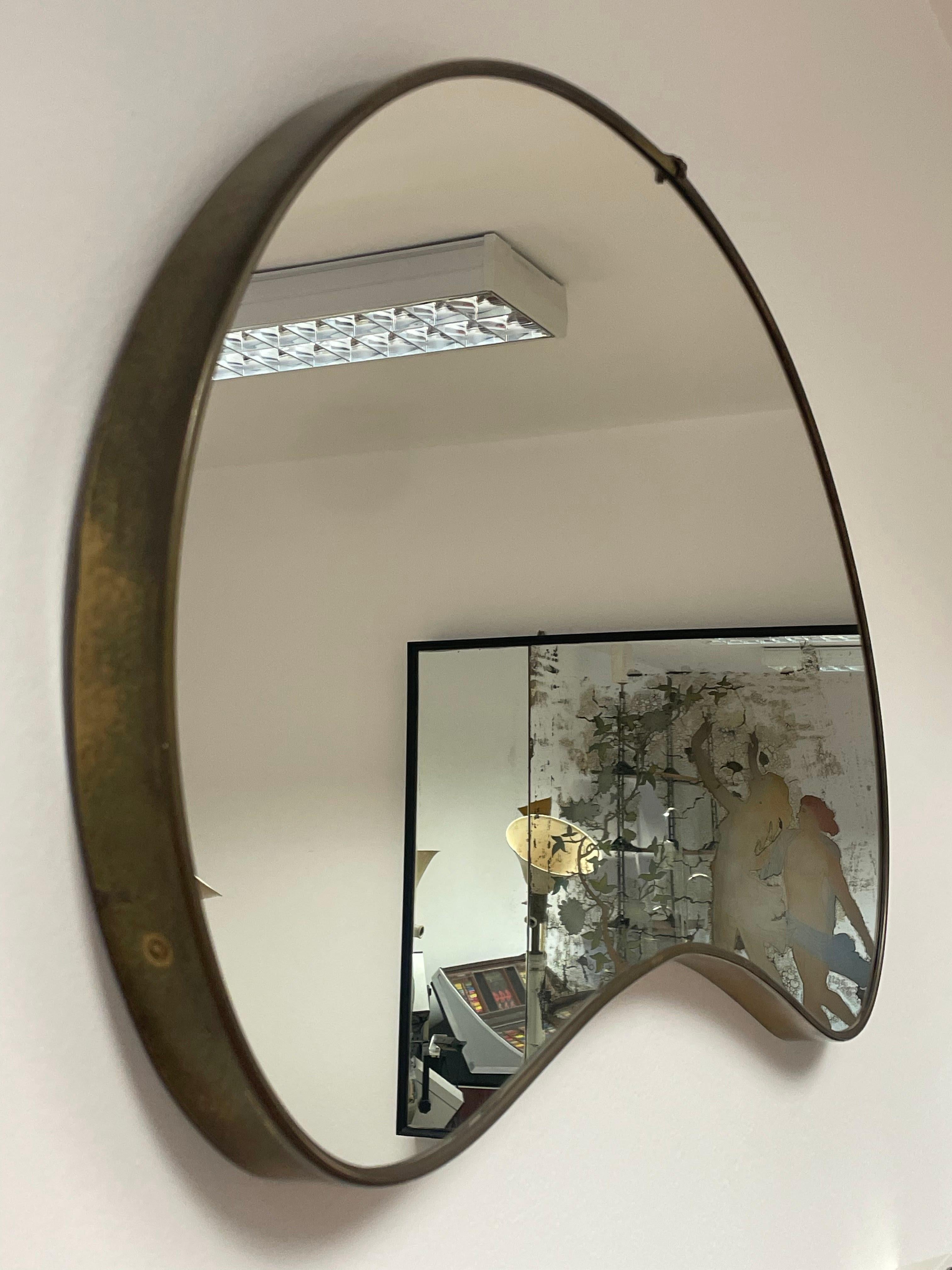 Specchio con cornice sagomata in ottone, anni '50 2