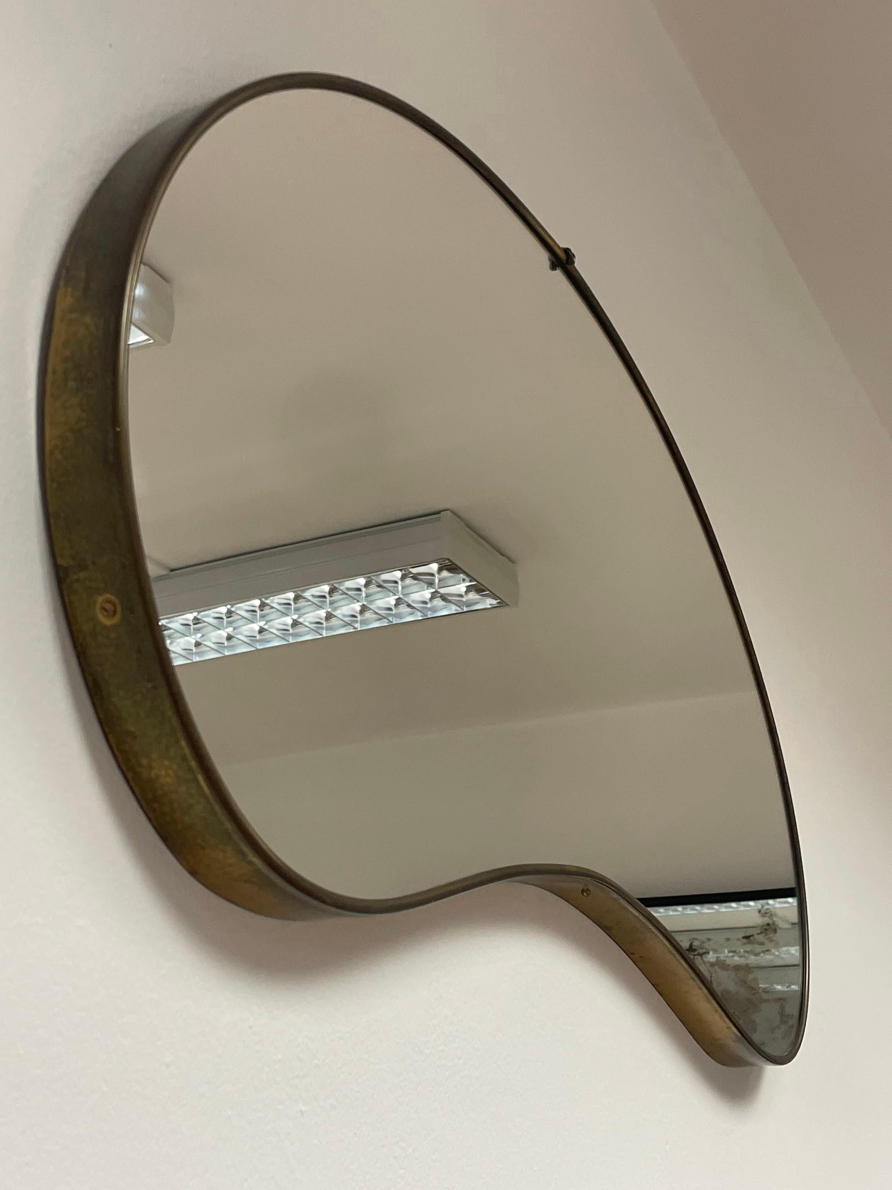 Specchio con cornice sagomata in ottone, anni '50 3