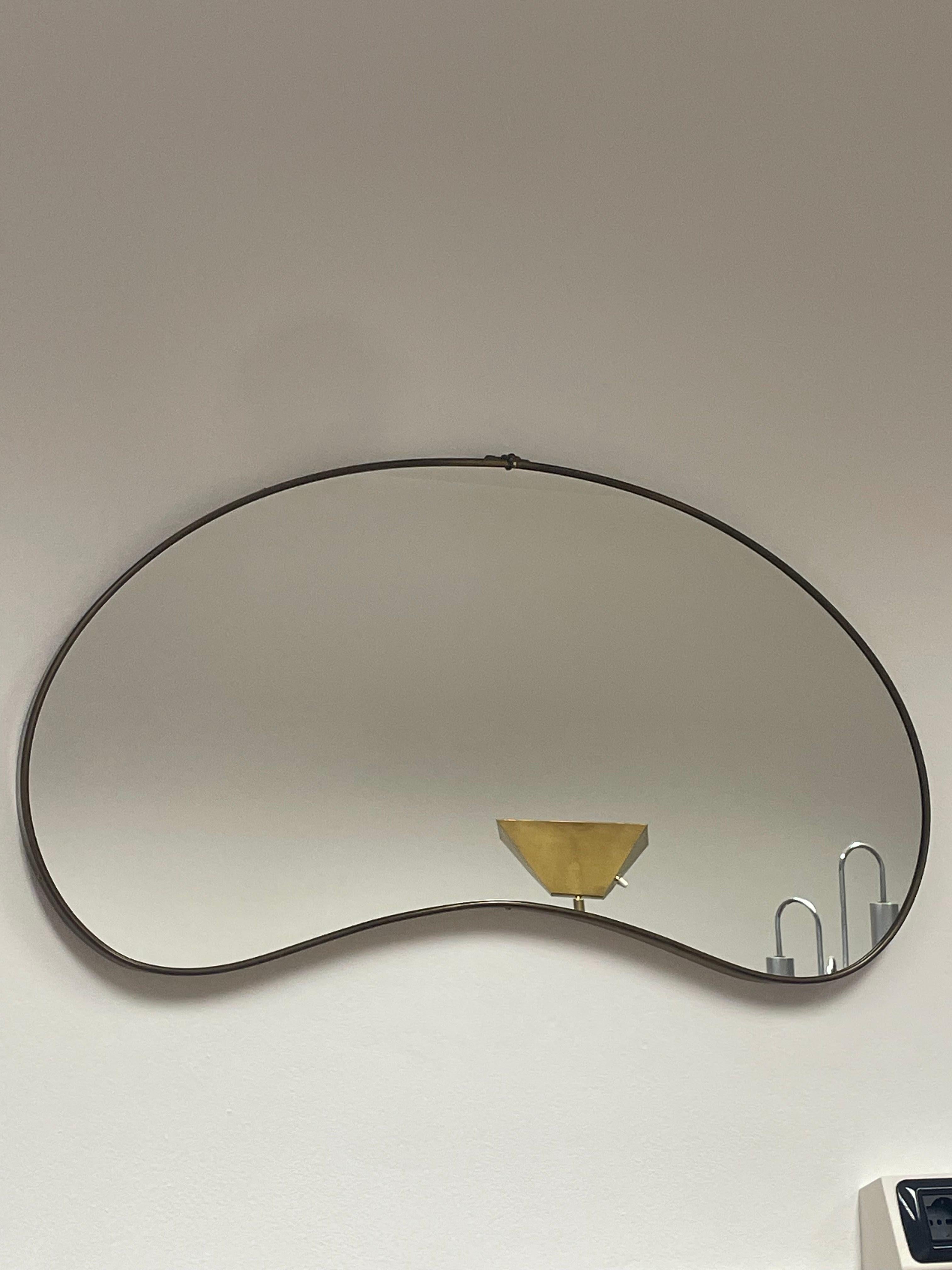 Specchio con cornice sagomata in ottone, anni '50 4