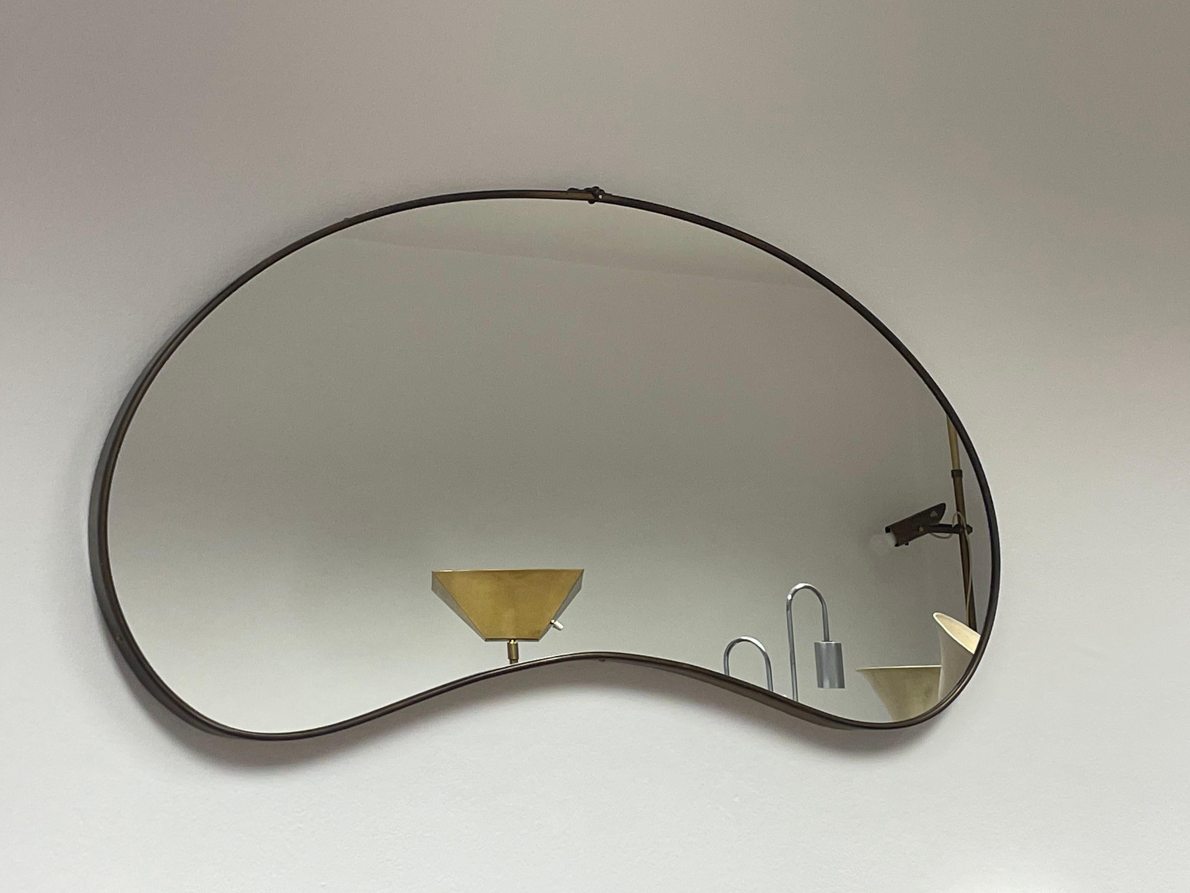 Specchio con cornice sagomata in ottone, anni '50 6