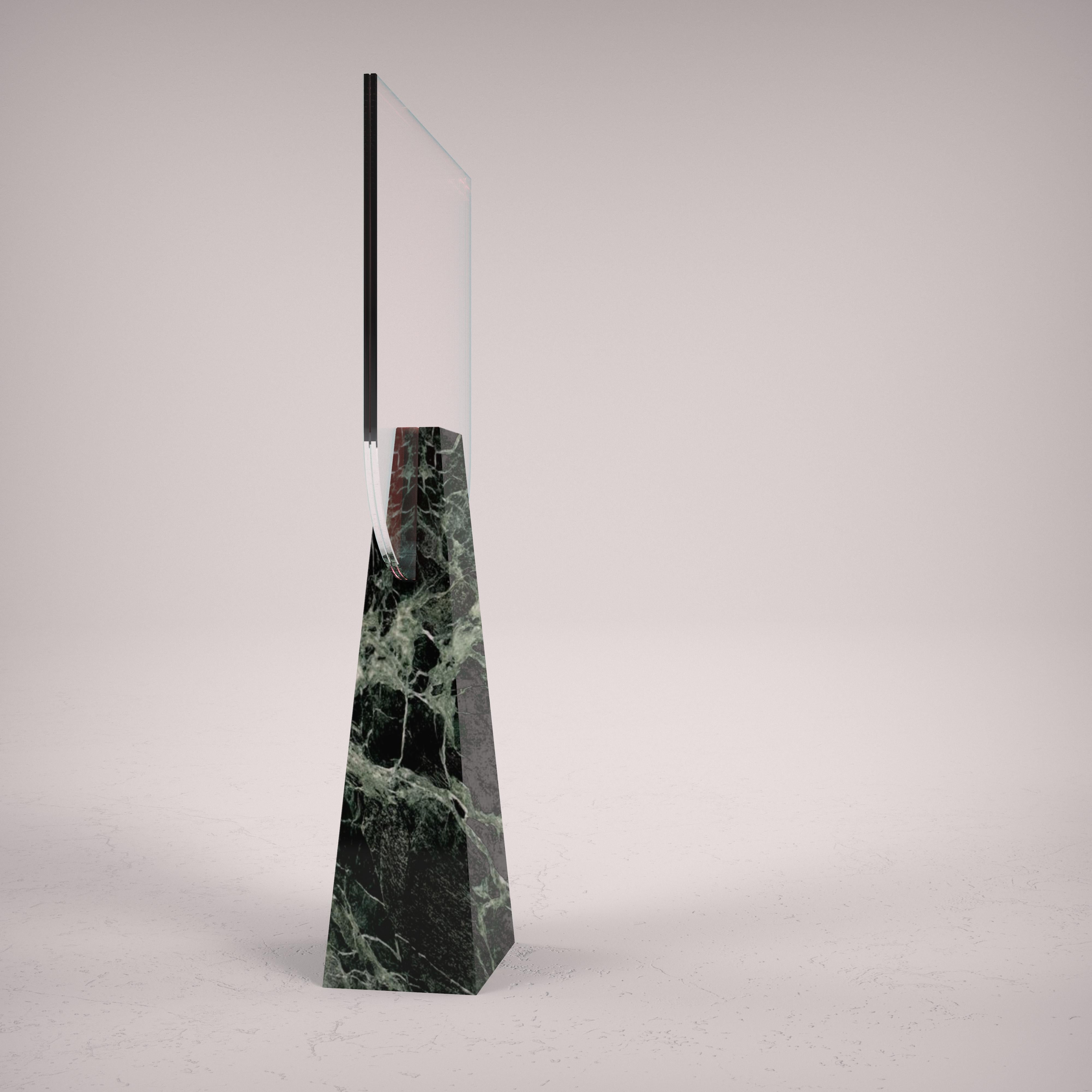Sandblasted Specchio contemporaneo in marmo Verde Alpi by Carcino Design For Sale