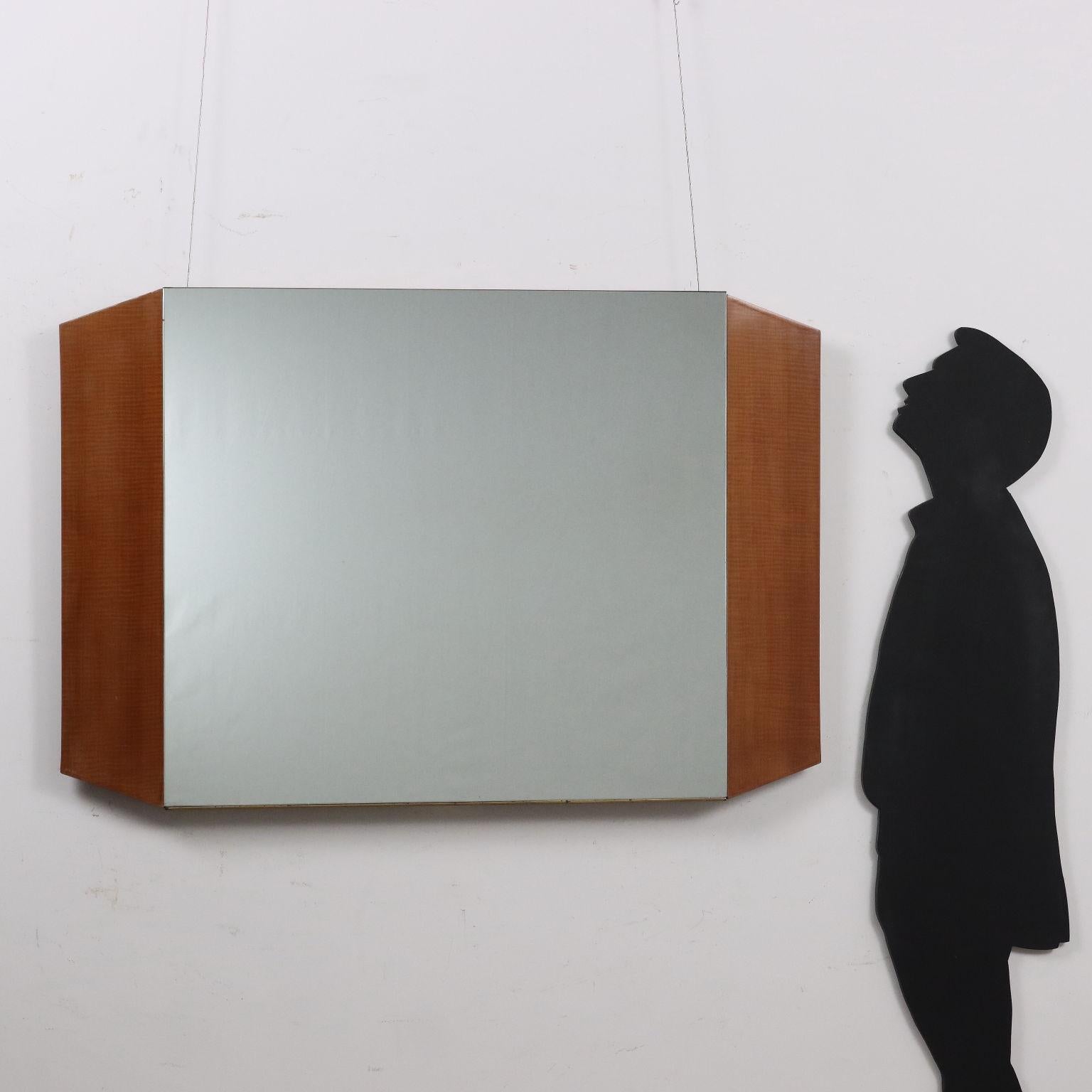 Specchio con fasce laterali in legno impiallacciato mogano, ottone, vetro specchiato. 
