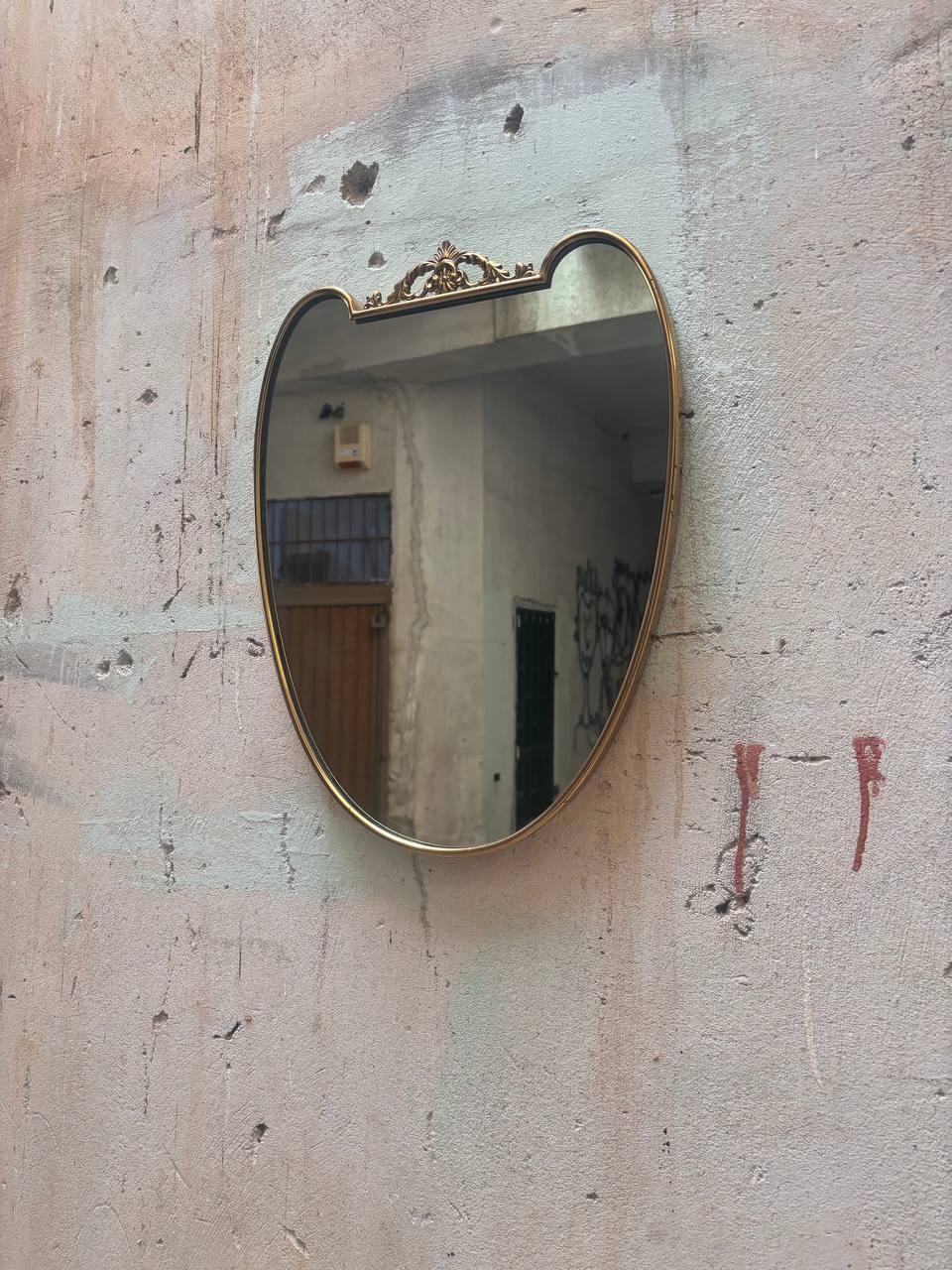 Specchio a cuore in ottone in stile Deco Mirror degli anni '50, simile a Gio Ponti e a Paolo Buffa. Banda in ottone originale realizzata a mano con supporto in legno duro per essere appesa in modo sicuro. In buone condizioni d'epoca, con alcune