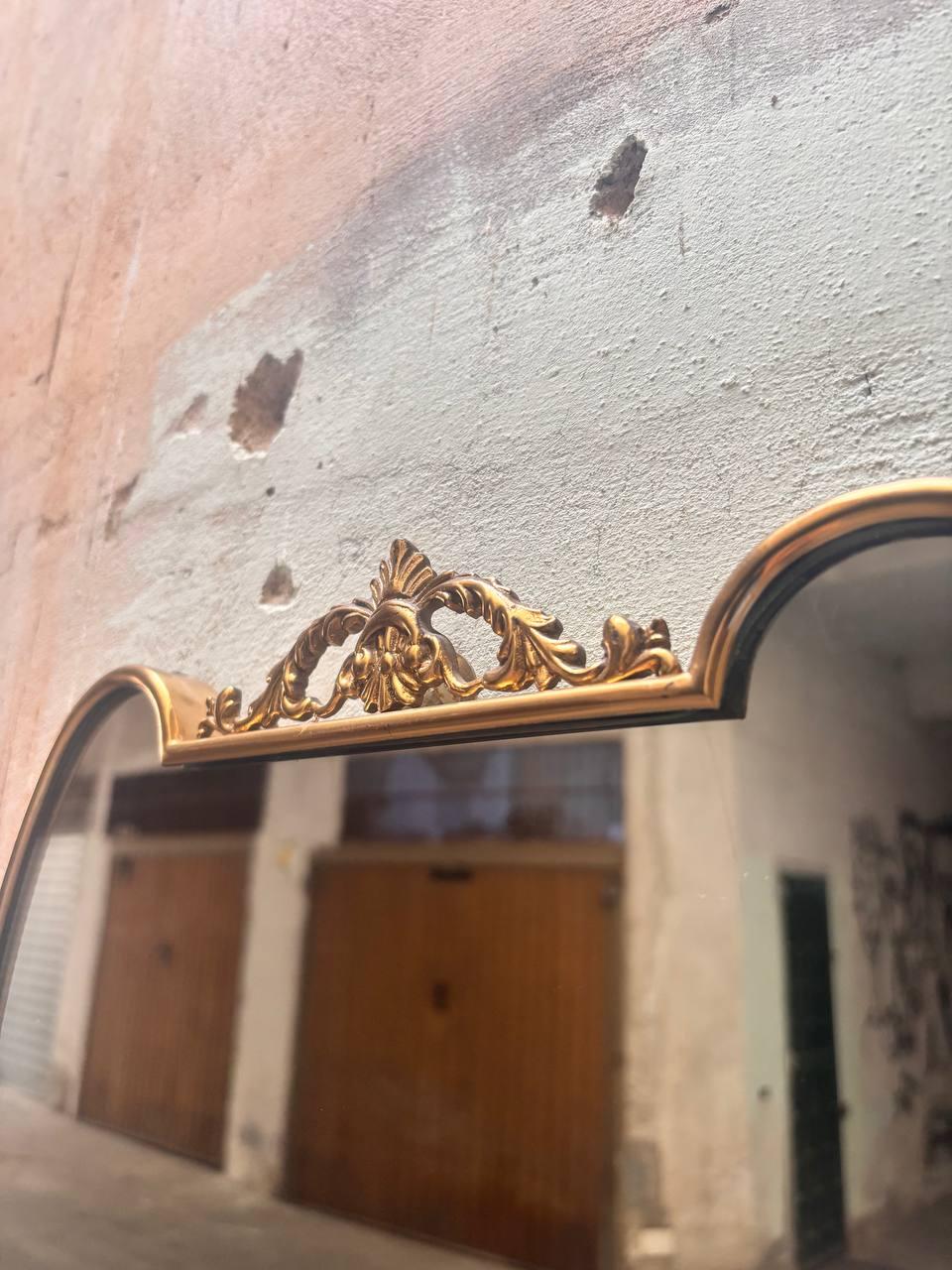 Fatto a mano Specchio da parete Art Decò Gio ponti originale in legno, ottone Italia del 1950 in vendita