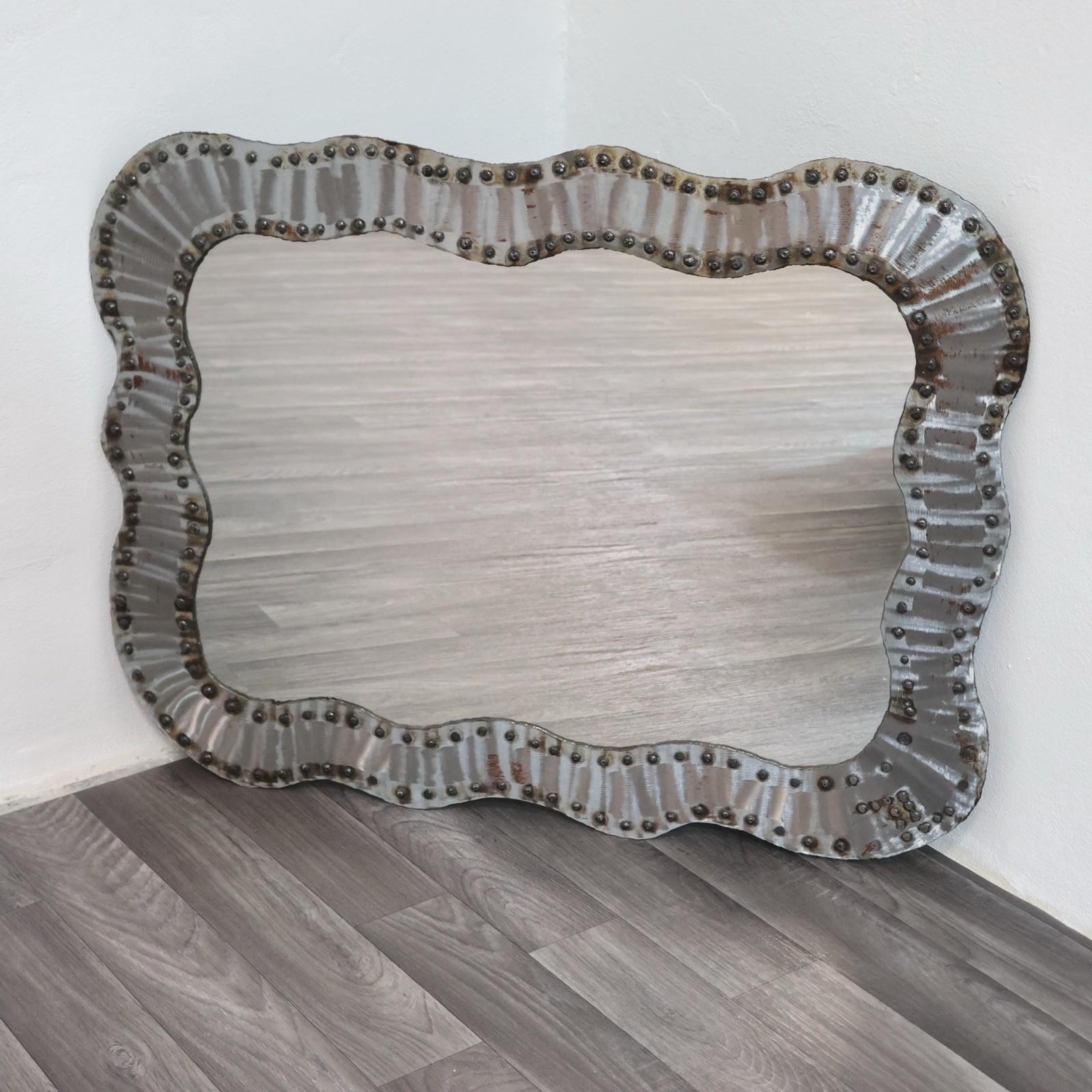 Specchio Da Parete Brutalist Borchiato In Metallo Anni 60 Design Modernariato Brutalista en venta