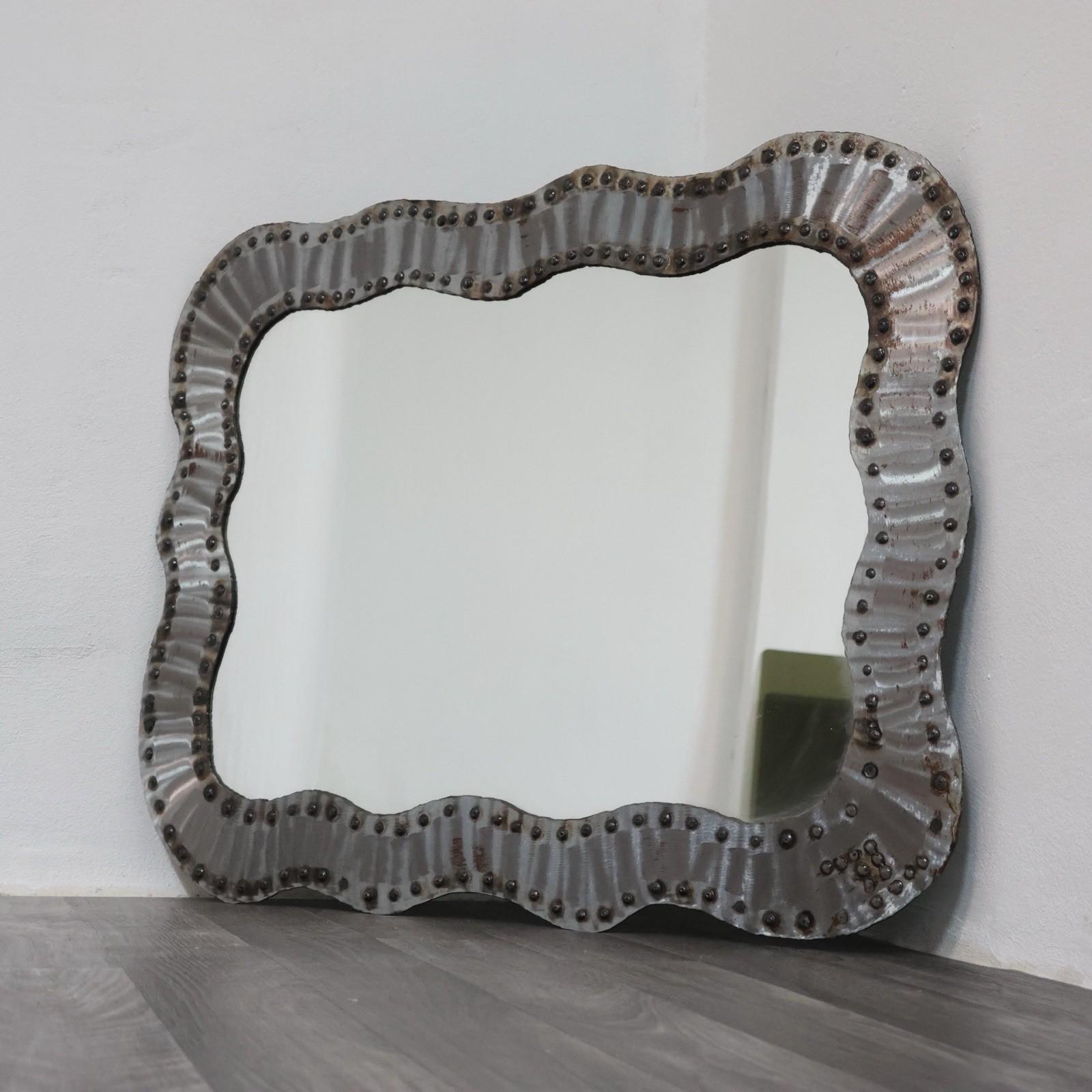 Specchio Da Parete Brutalist Borchiato In Metallo Anni 60 Design Modernariato Italiano en venta