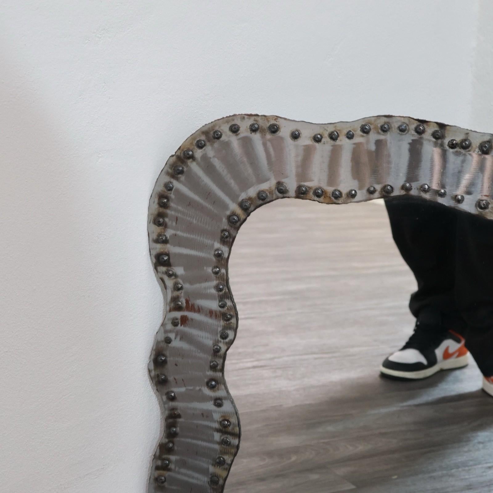 Specchio Da Parete Brutalist Borchiato In Metallo Anni 60 Design Modernariato mediados del siglo XX en venta